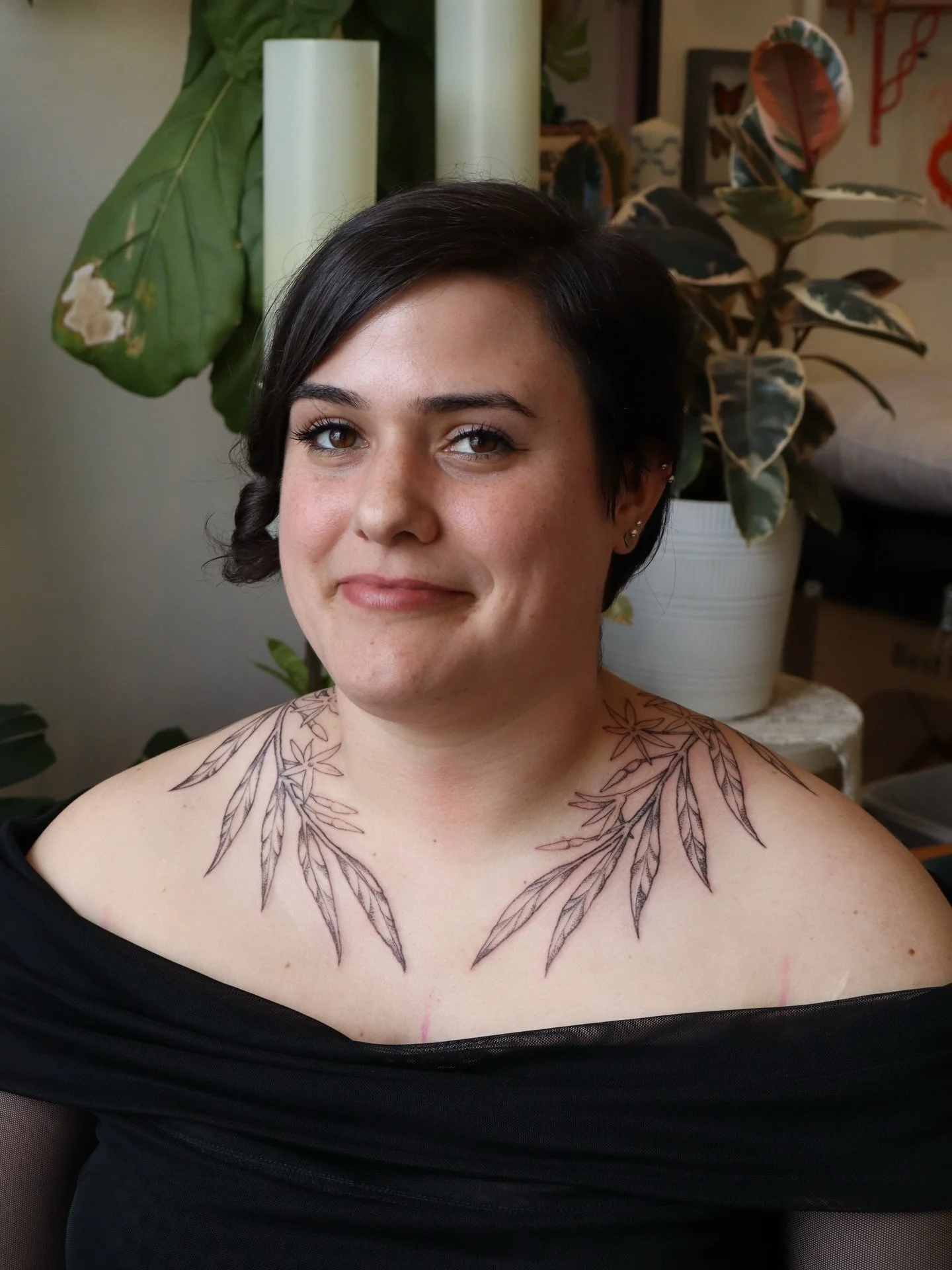 not a real plant but kindof inspired by jasmine neck wreath for Stevie, freehanded to custom fit her.  Still can&rsquo;t believe you came all the way from DALLAS @a_girl_named_steve!!! thank you endlessly!!!!