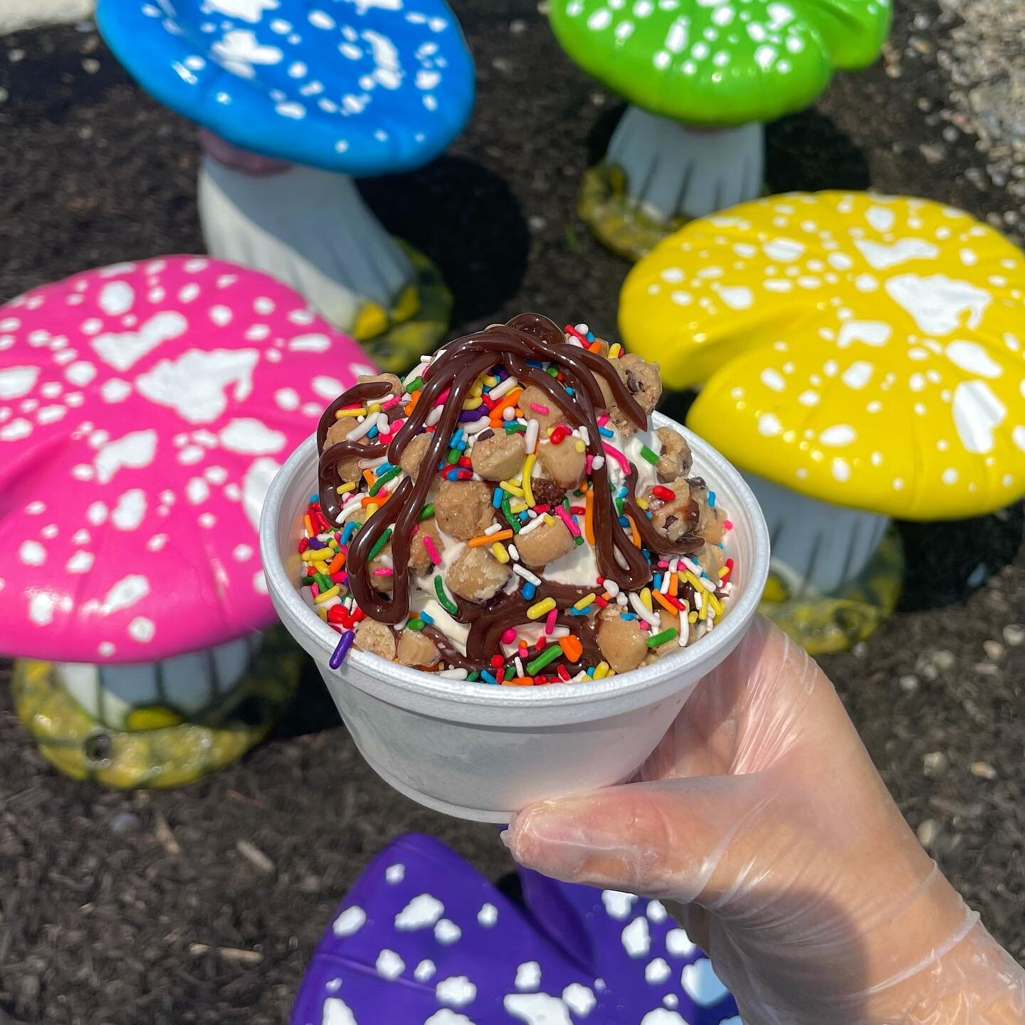 Ice cream dreams 🤤
Try this combo with your choice of icecream, hot fudge, cookie dough &amp; sprinkles ❤️&zwj;🔥
Open until 10pm tonight!
&bull;
&bull;
&bull;

#icecream #love #yum #icecreamaddict #icecreamlover #smallbiz #smallbusiness #shopsmall 