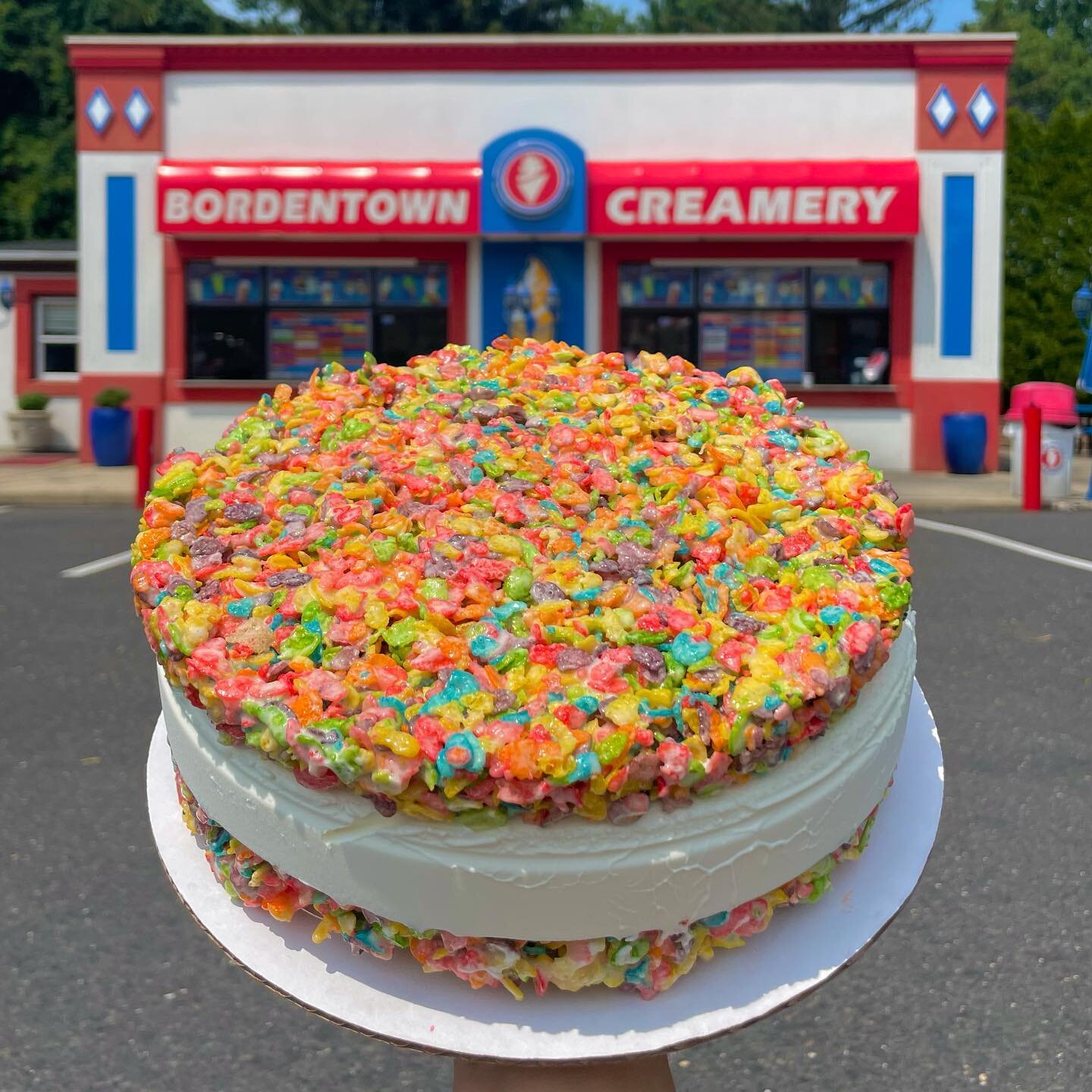 HOME MADE FRUITY PEBBLES ICE CREAM CAKE! Link in bio to preorder this delicious cake!
&bull;
&bull;
&bull;

#icecream #love #yum #icecreamaddict #icecreamlover #smallbiz #smallbusiness #shopsmall #shoplocal #newjersey #newjerseyfood #newjerseyfoodie 