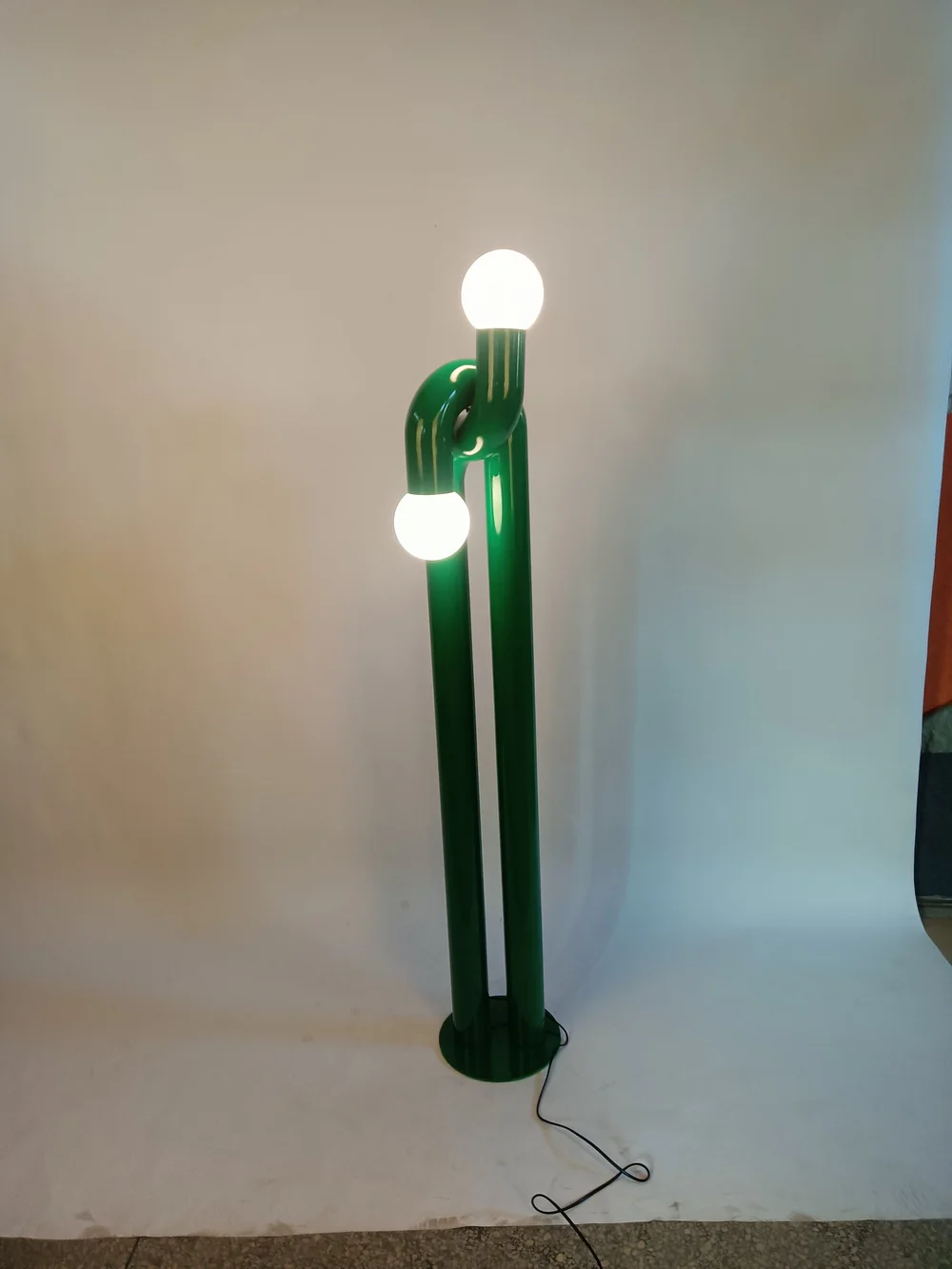 Modulation floor light replica
