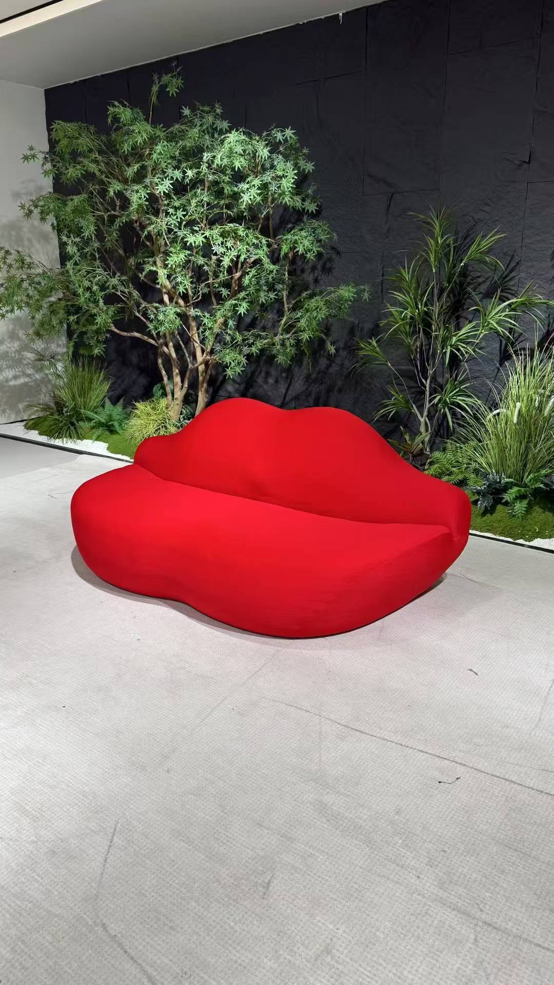 Red-lip style sofa dupe replica