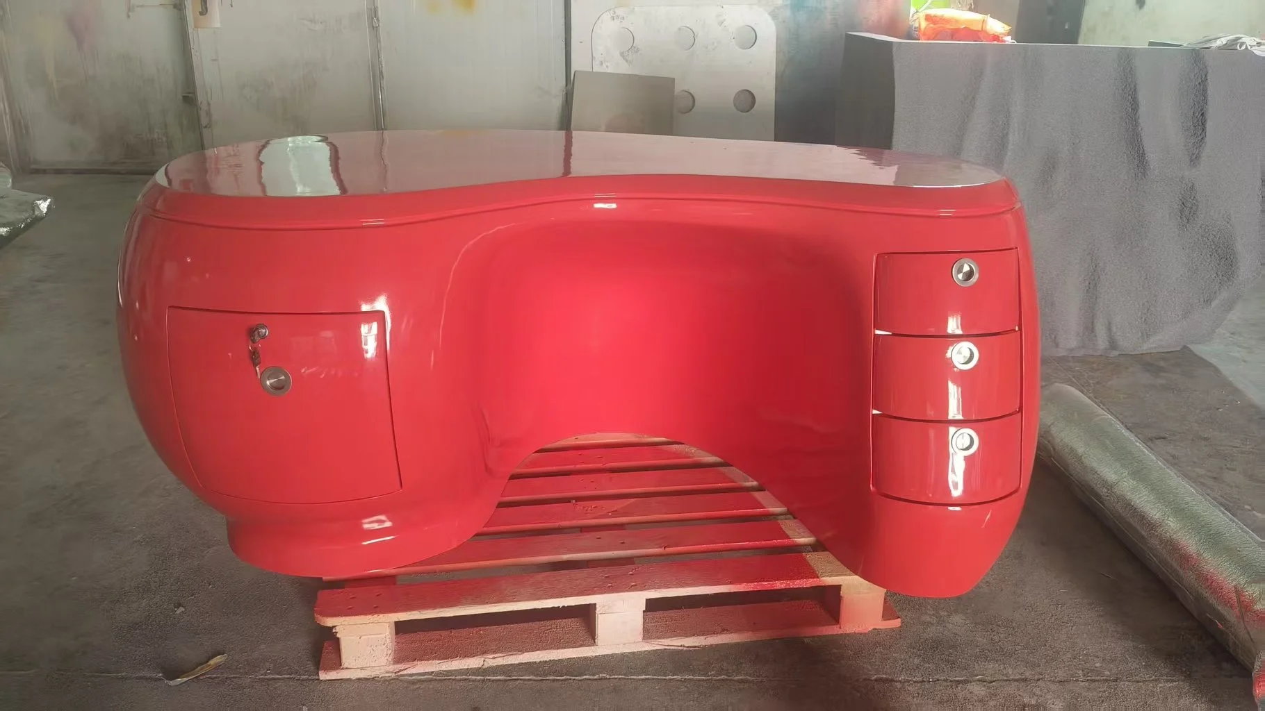 Boomerang Desk Calka replica dupe red color