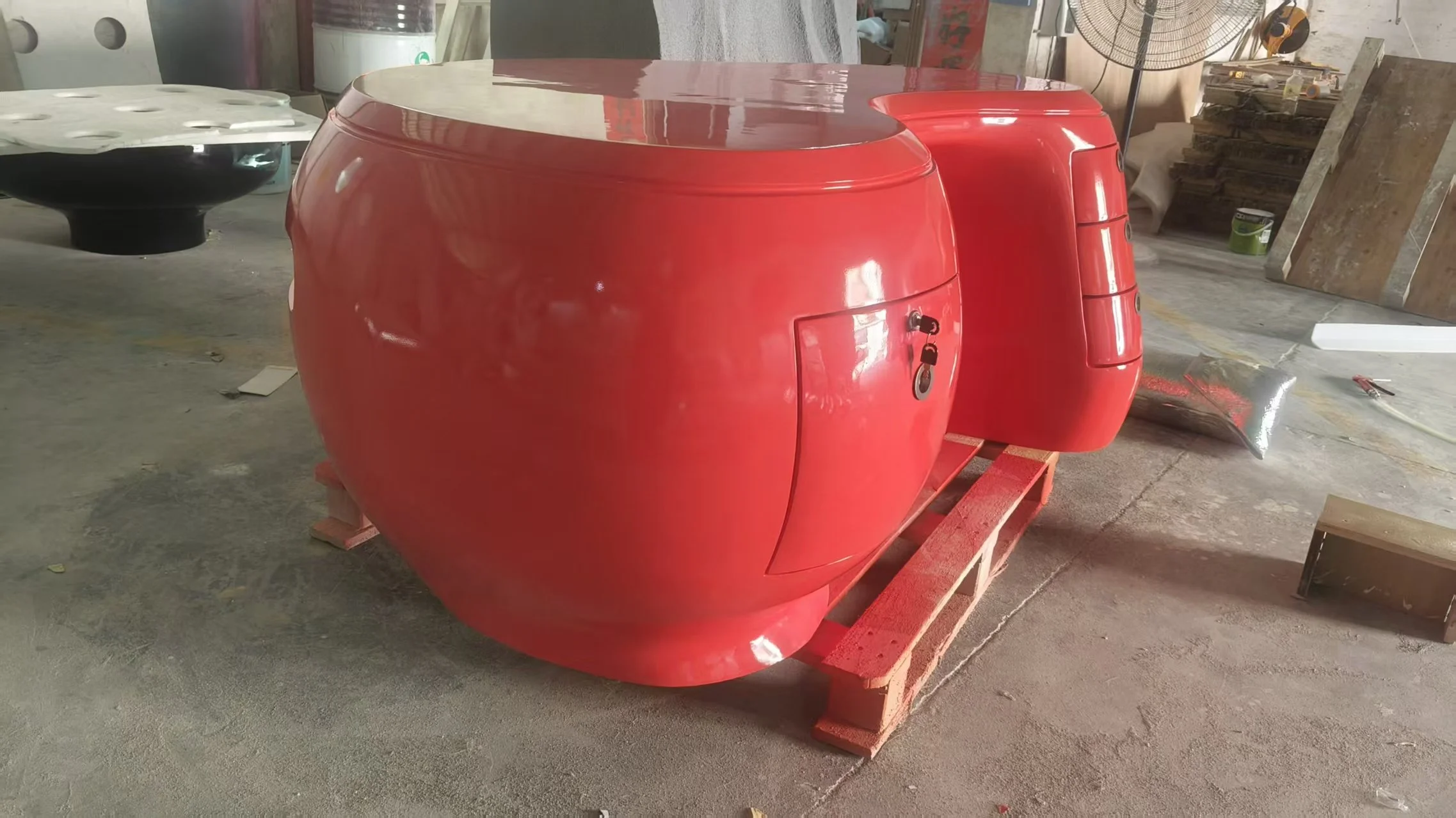 Boomerang Desk Calka replica dupe red color