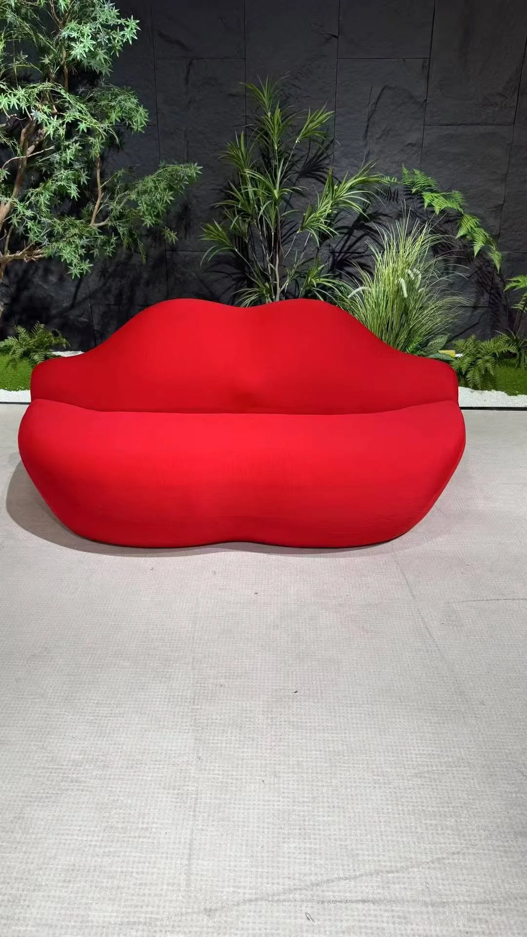 Red-lip style sofa dupe replica
