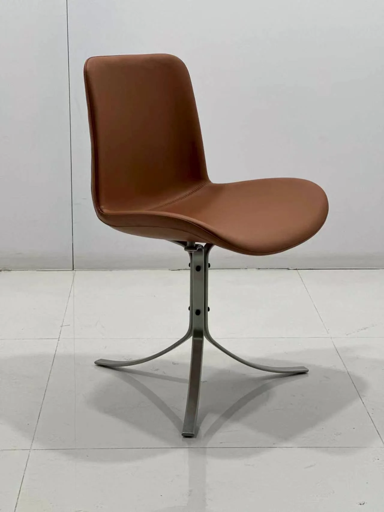 PK 9 Tulip Chair Poul Kjærholm replica brown leather dupe