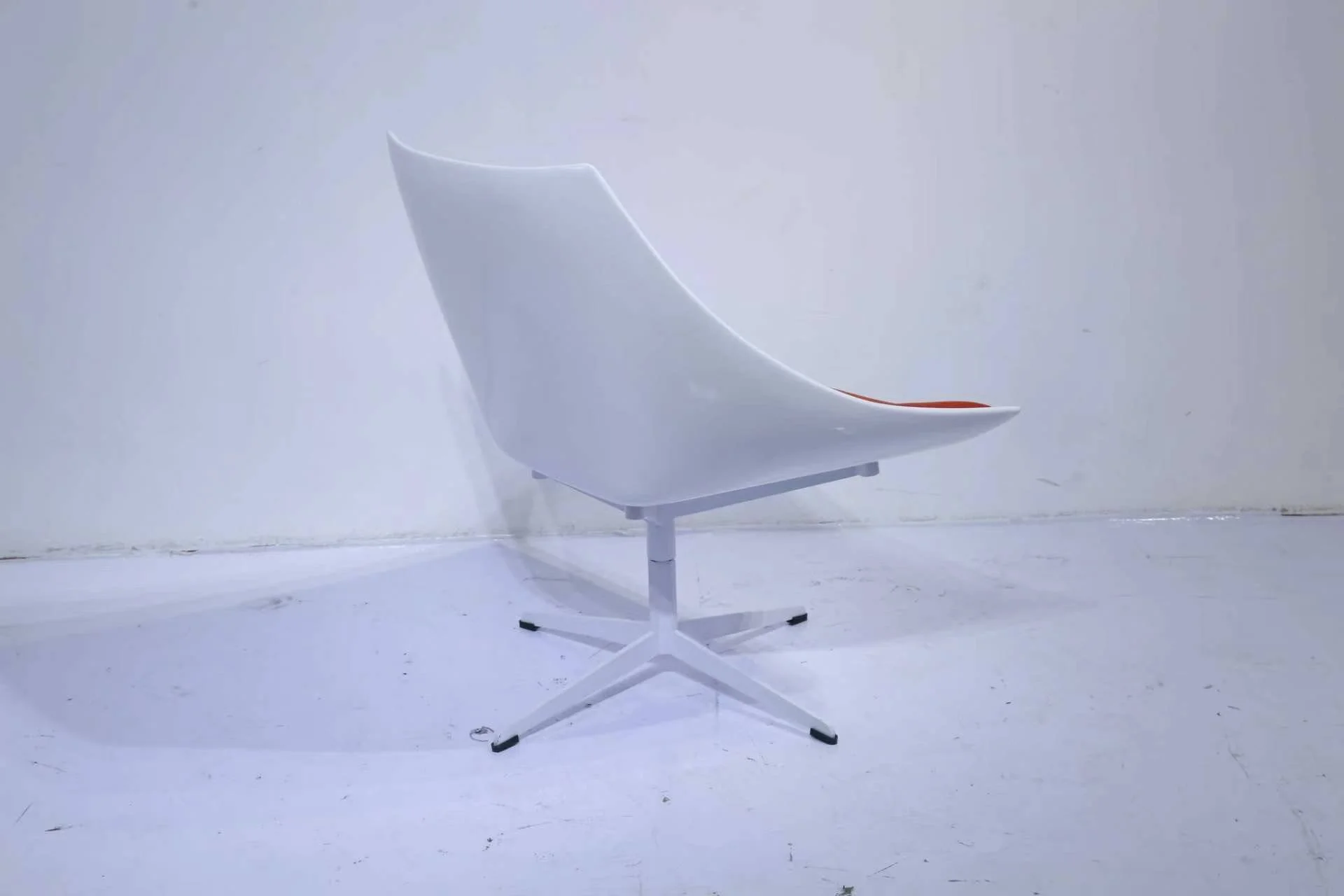 Space lounge chair Fritz Hansen dupe