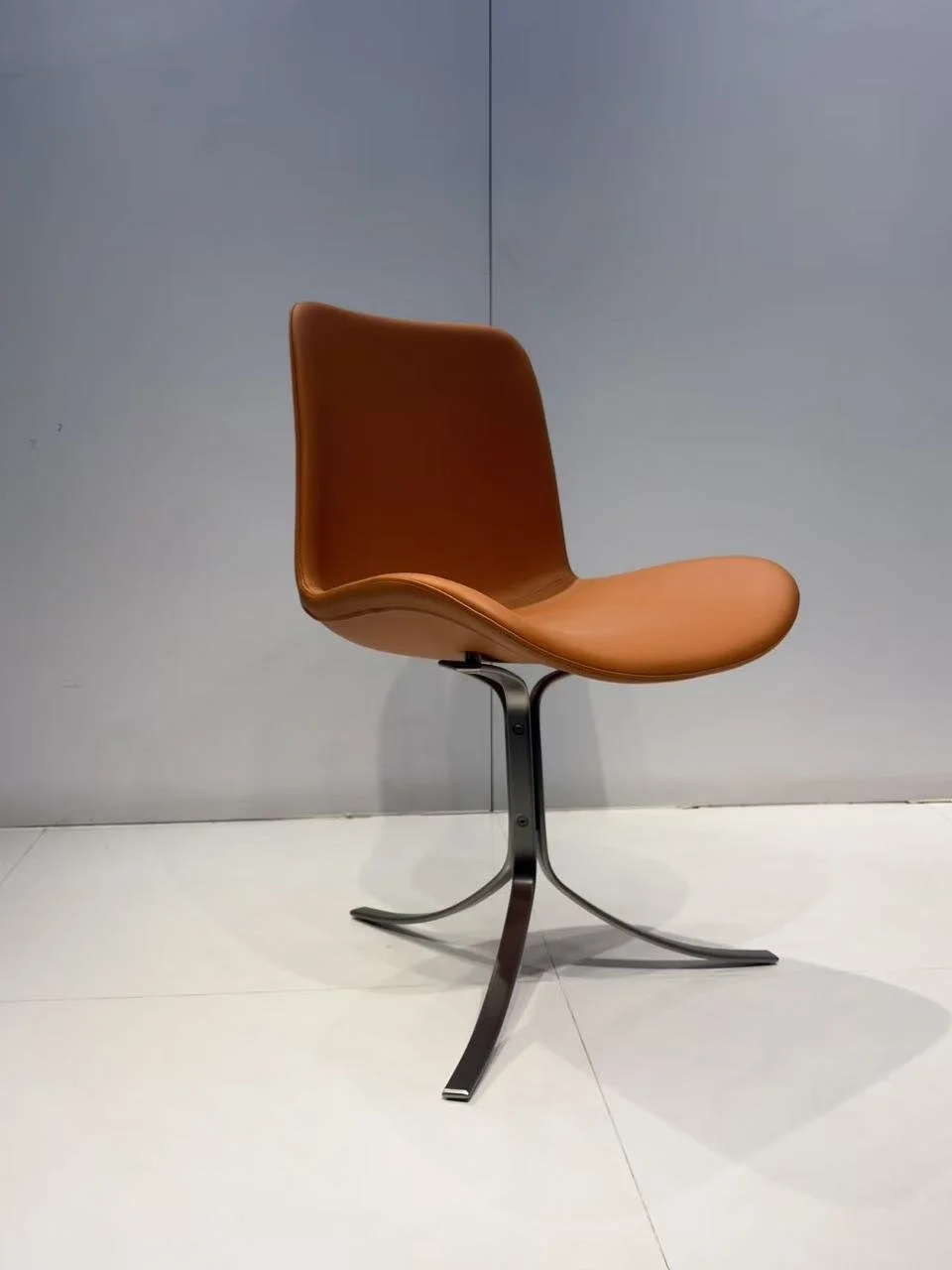 PK 9 Tulip Chair Poul Kjærholm replica brown leather dupe