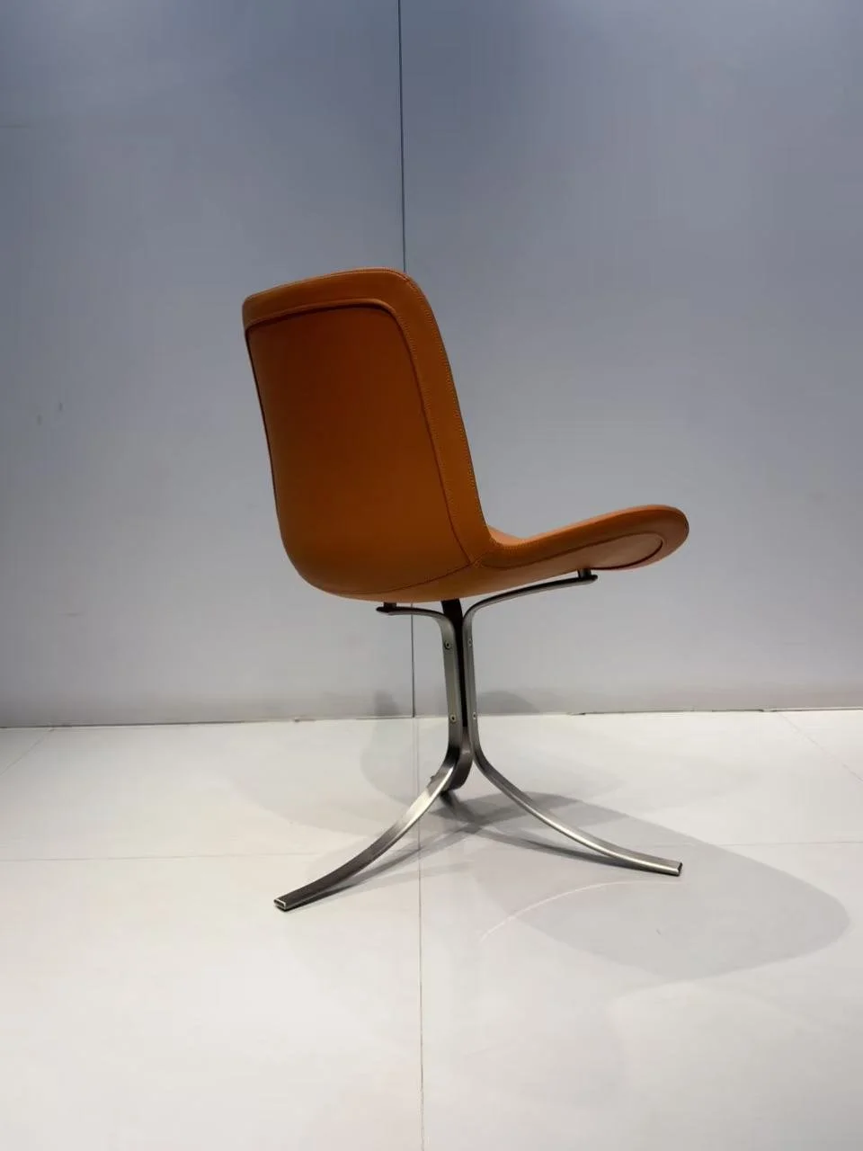 PK 9 Tulip Chair Poul Kjærholm replica brown leather dupe