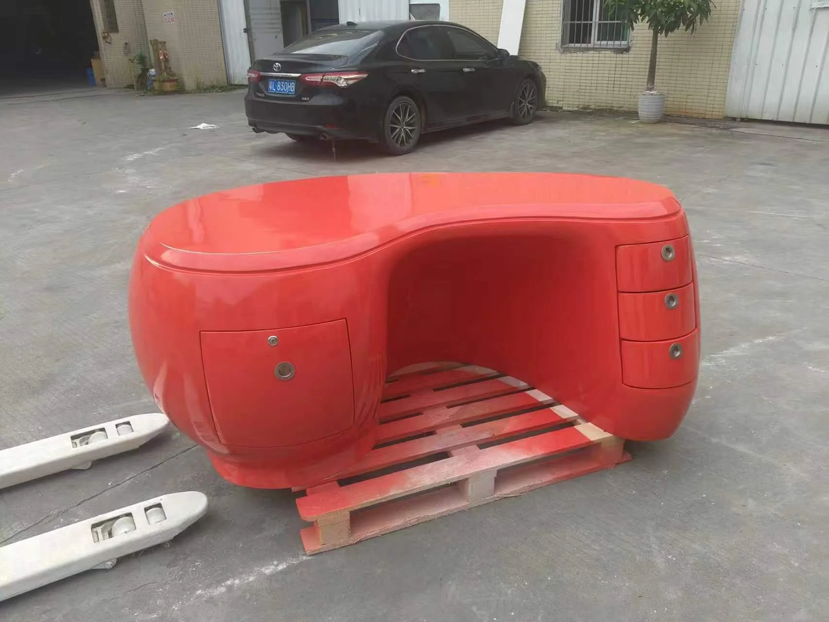 Boomerang Desk Calka replica dupe red color
