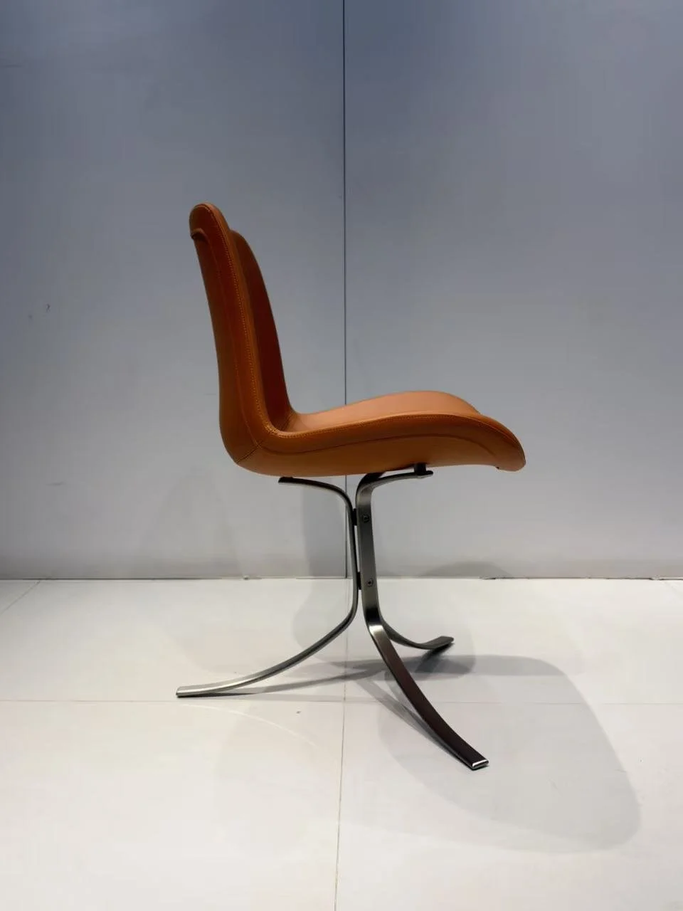 PK 9 Tulip Chair Poul Kjærholm replica brown leather dupe