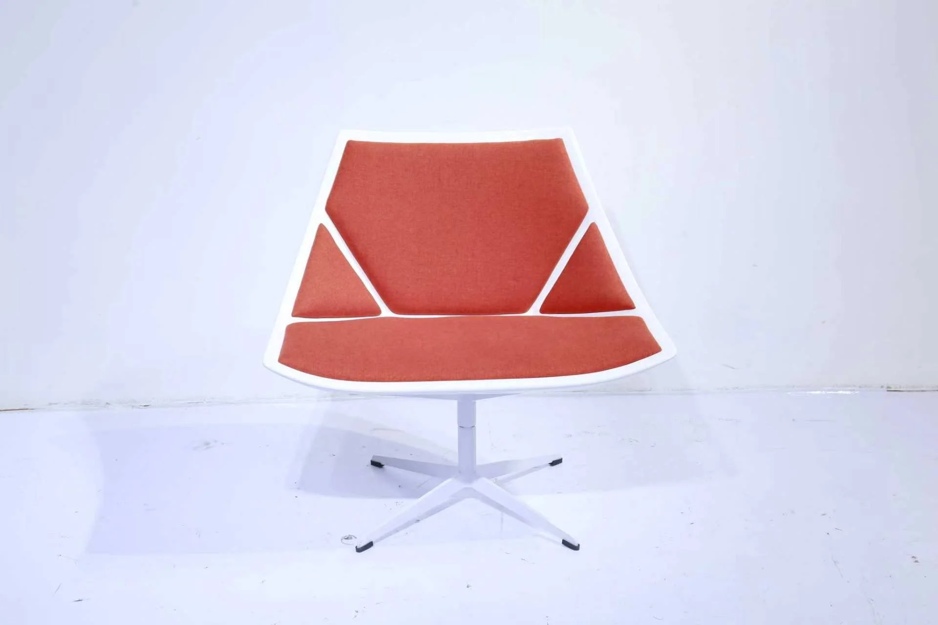 Space lounge chair Fritz Hansen dupe