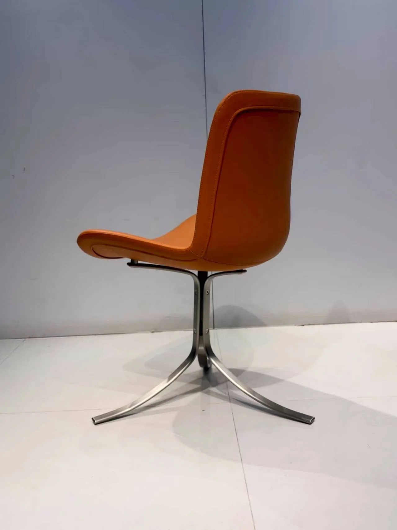 PK 9 Tulip Chair Poul Kjærholm replica brown leather dupe