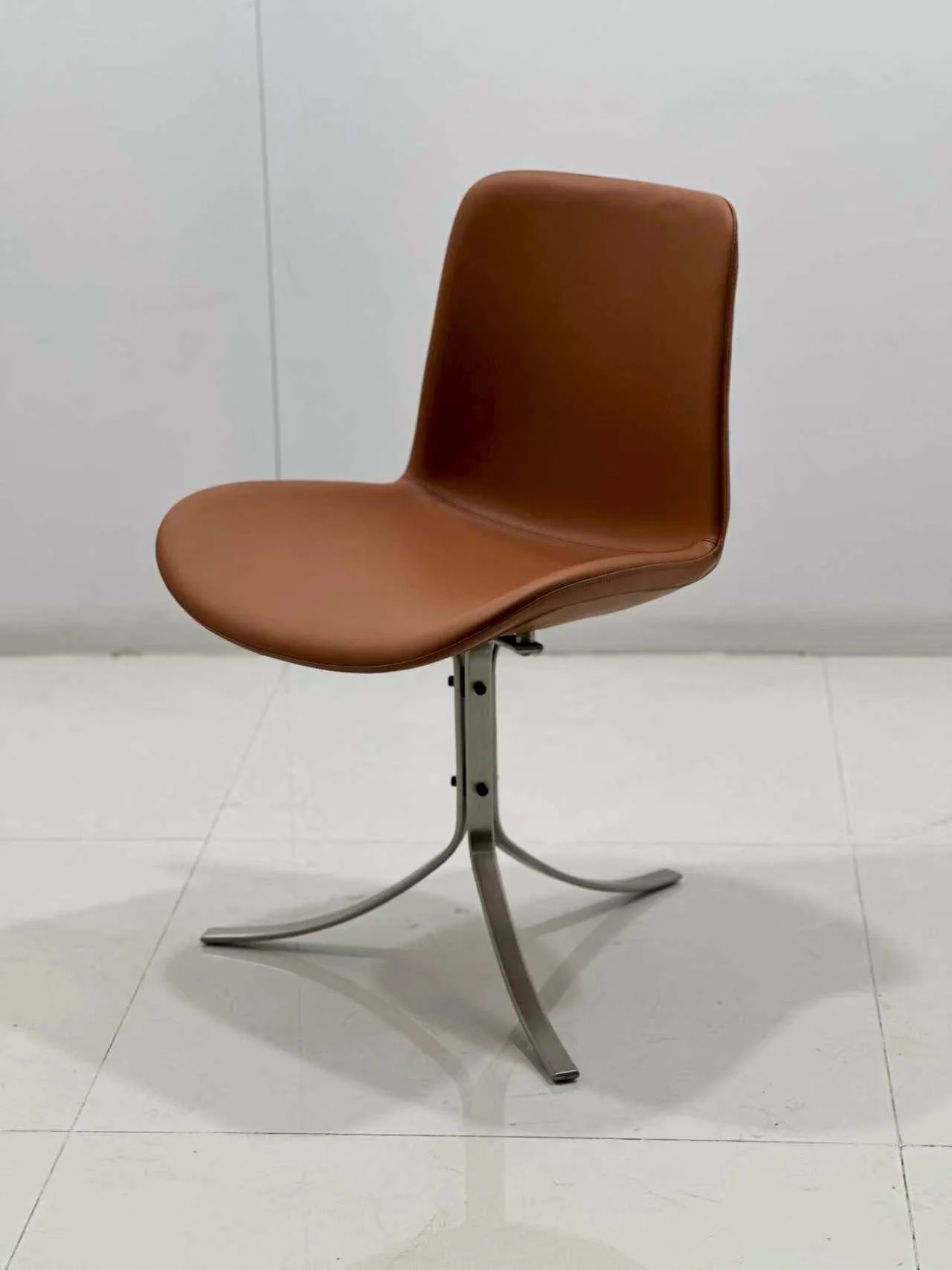 PK 9 Tulip Chair Poul Kjærholm replica brown leather dupe