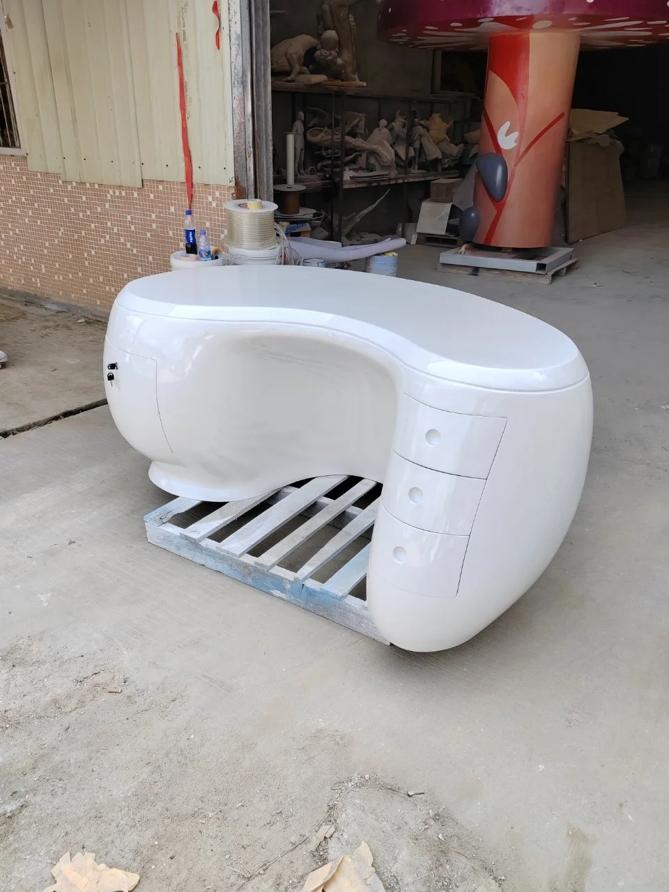 Boomerang Desk Calka replica white