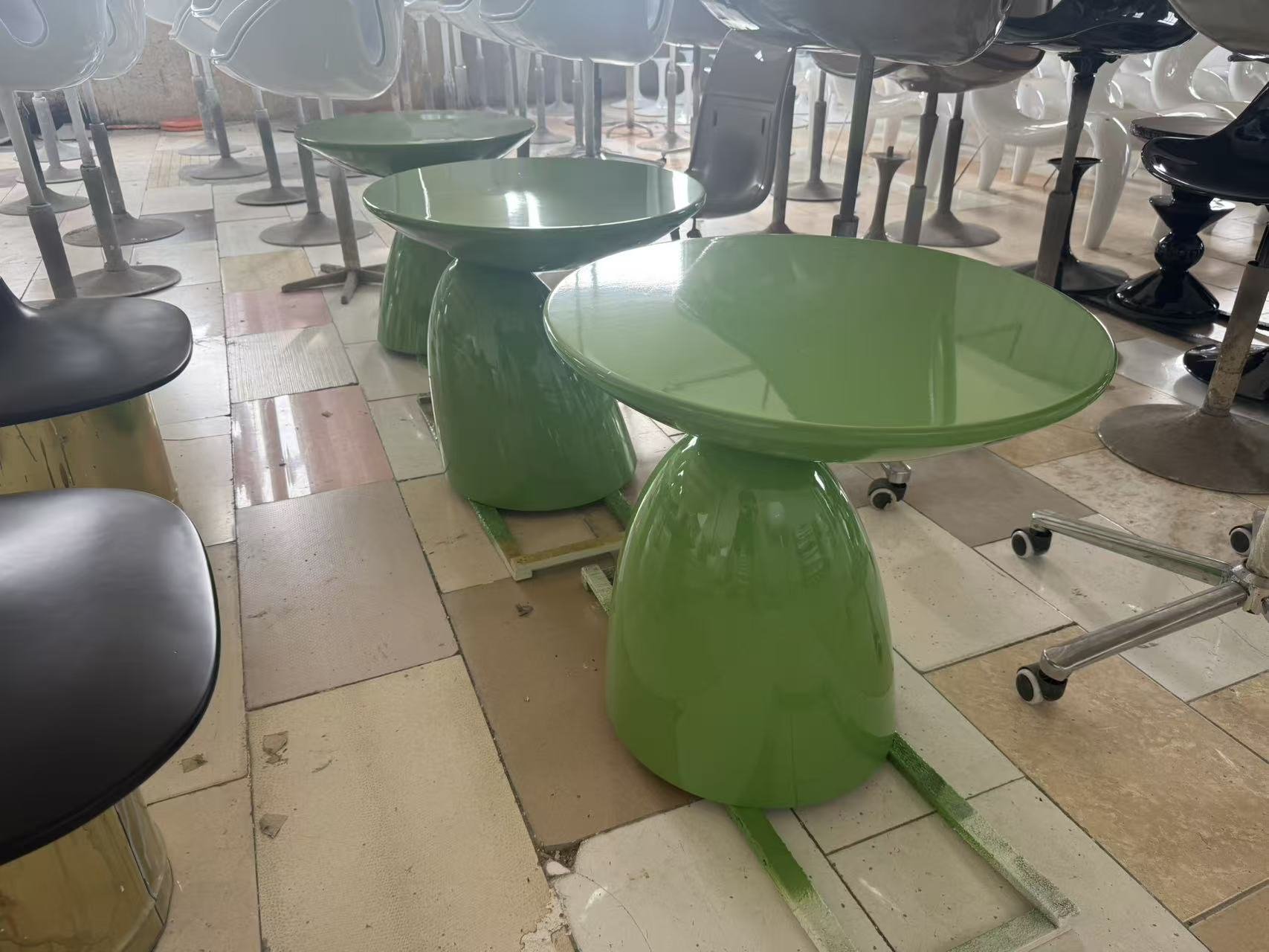 Parabel dining table replica