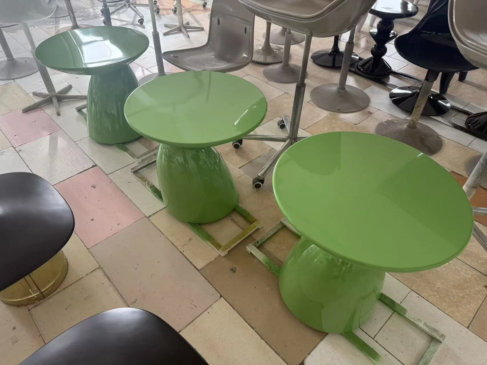 Parabel dining table replica