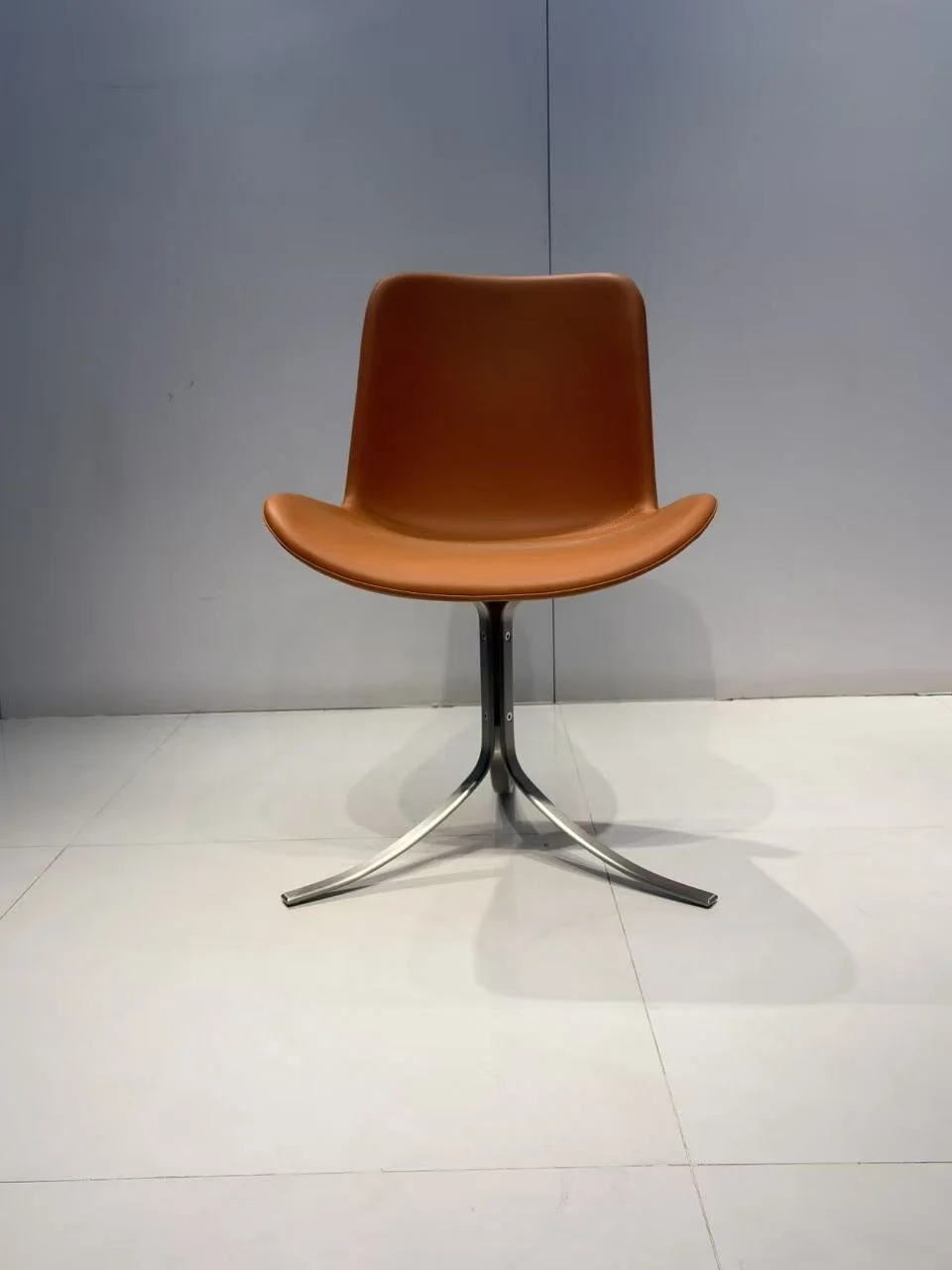 PK 9 Tulip Chair Poul Kjærholm replica brown leather dupe