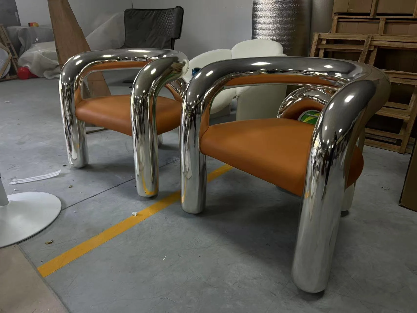 Neotenic Lounge chair chrome leather seat