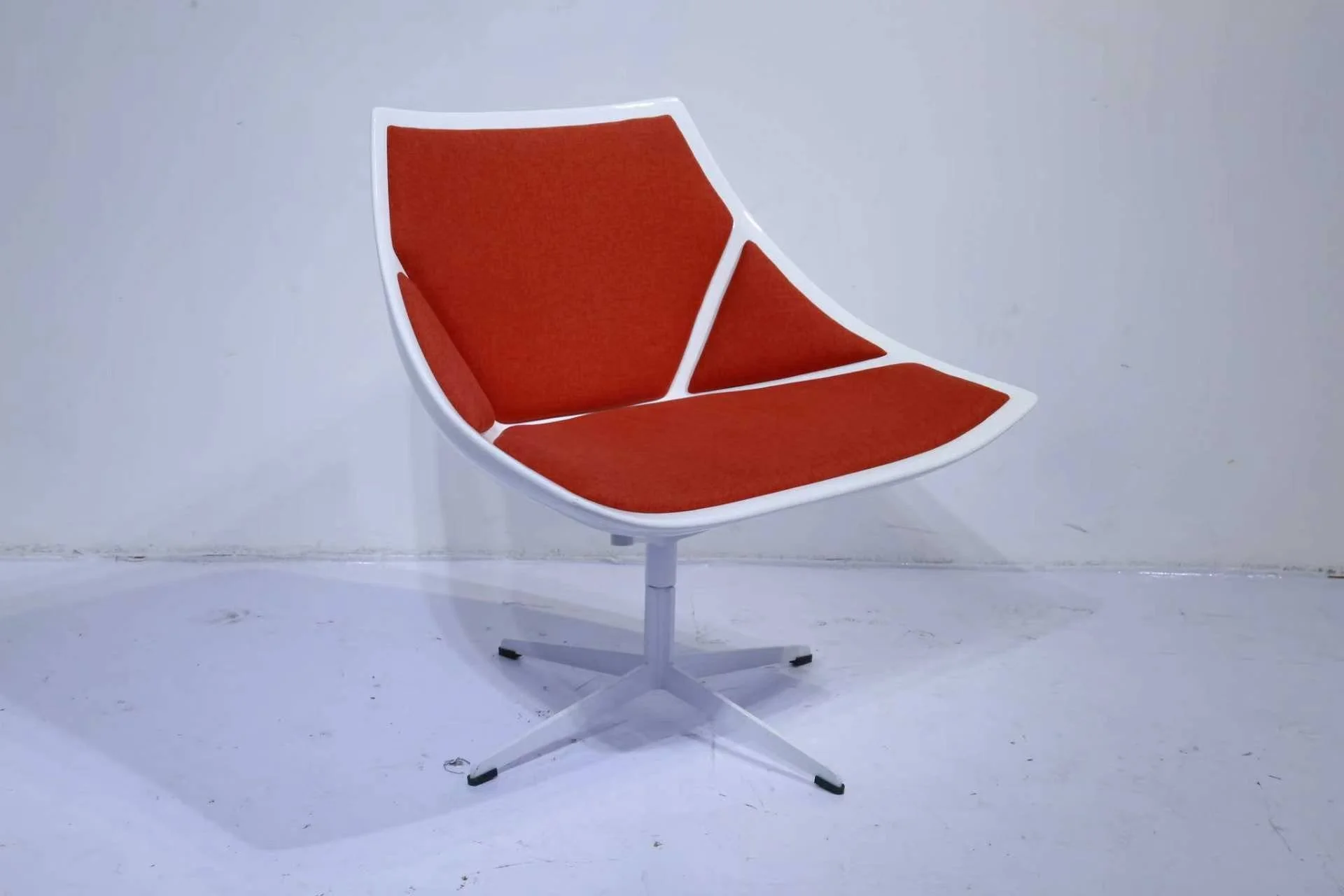 Space lounge chair Fritz Hansen dupe