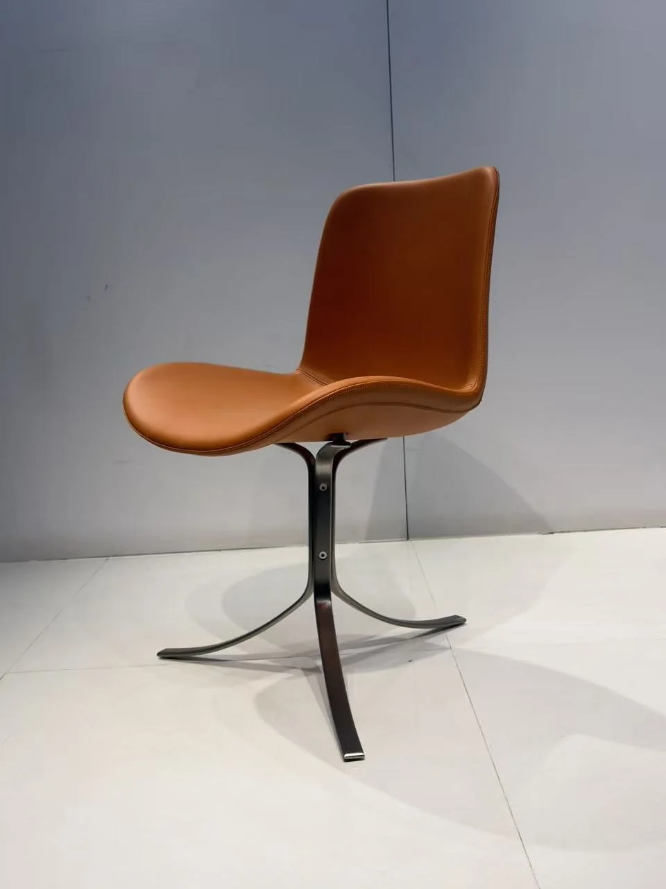 PK 9 Tulip Chair Poul Kjærholm replica brown leather dupe