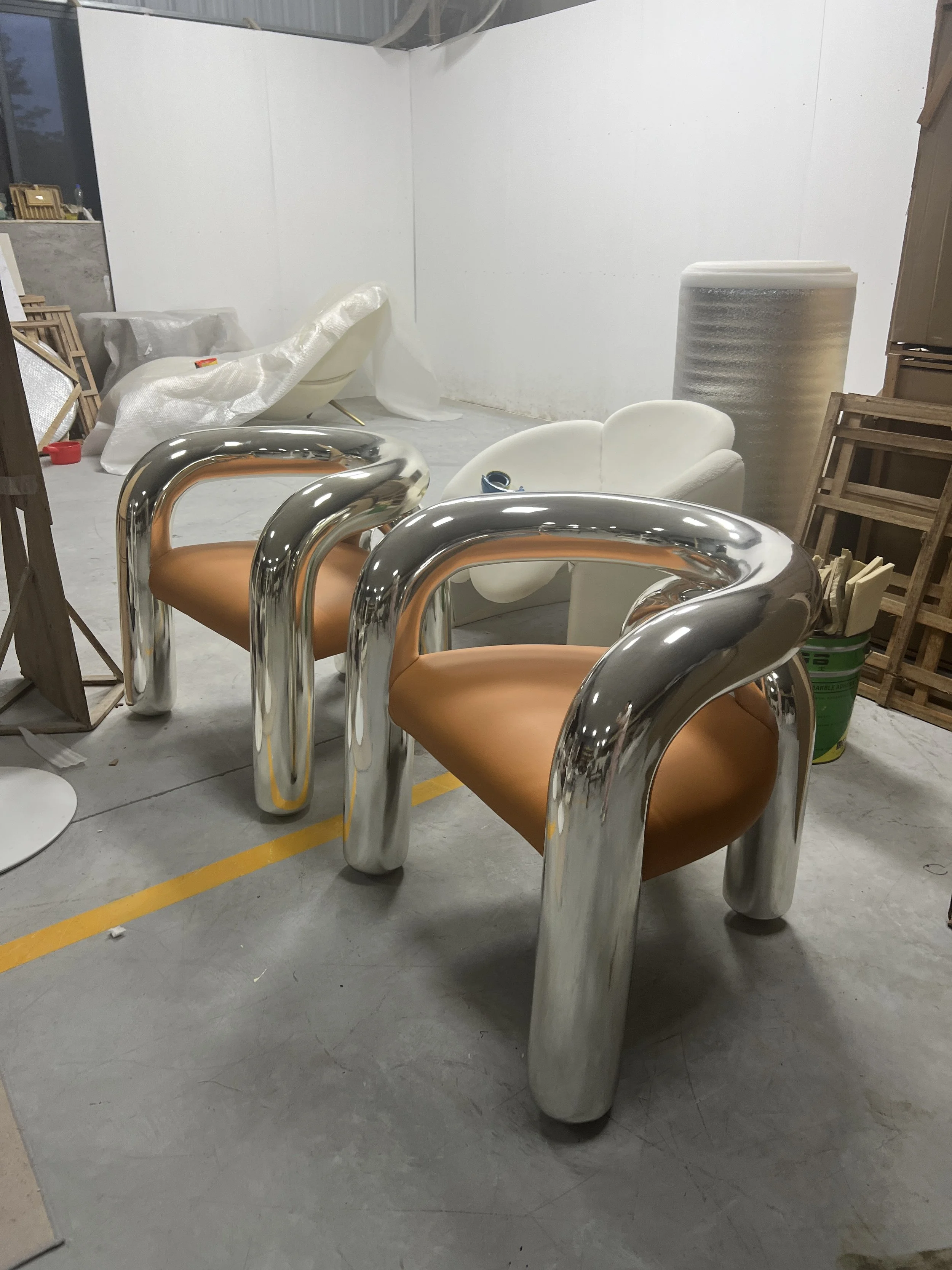 Neotenic Lounge chair chrome leather seat