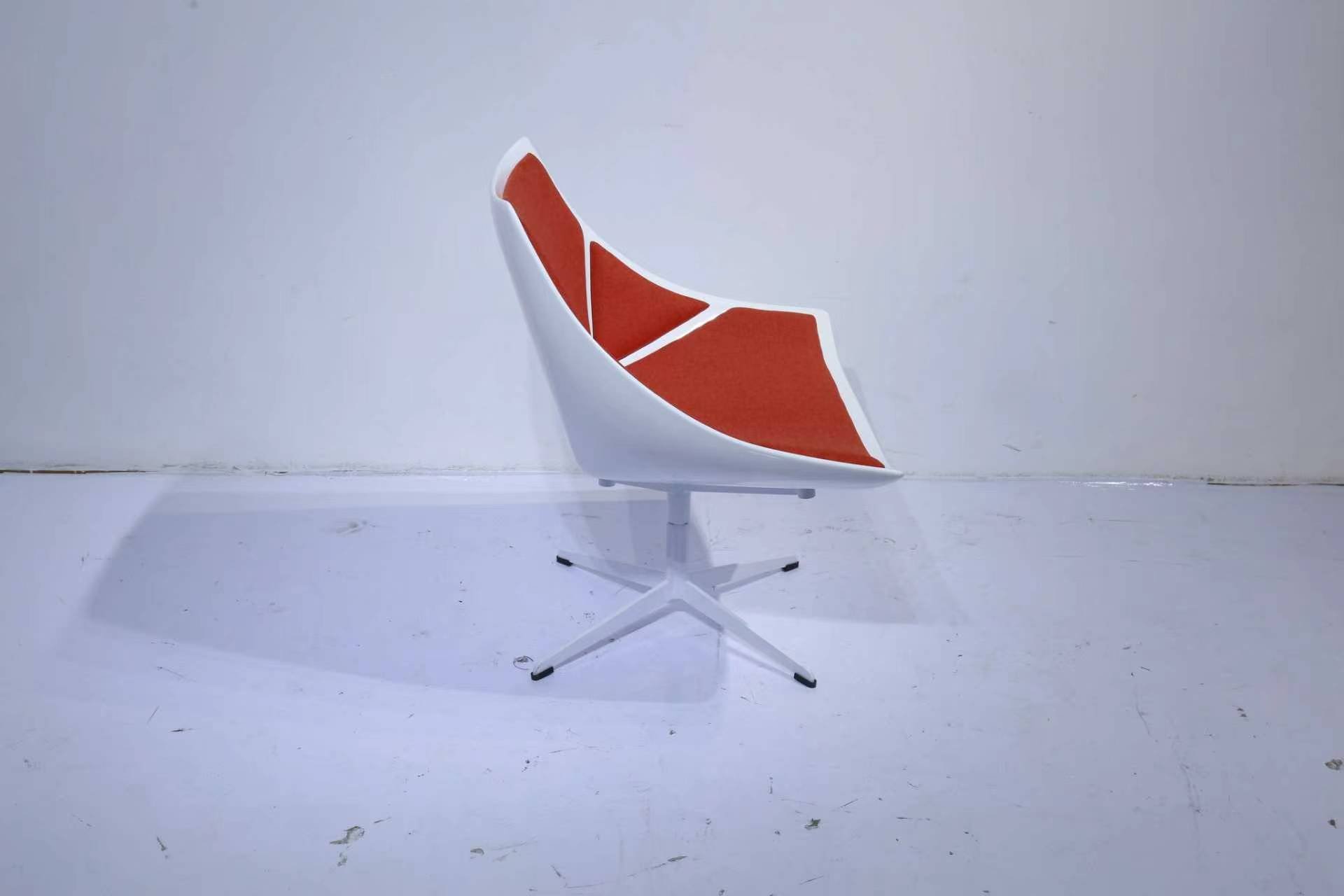 Space lounge chair Fritz Hansen dupe