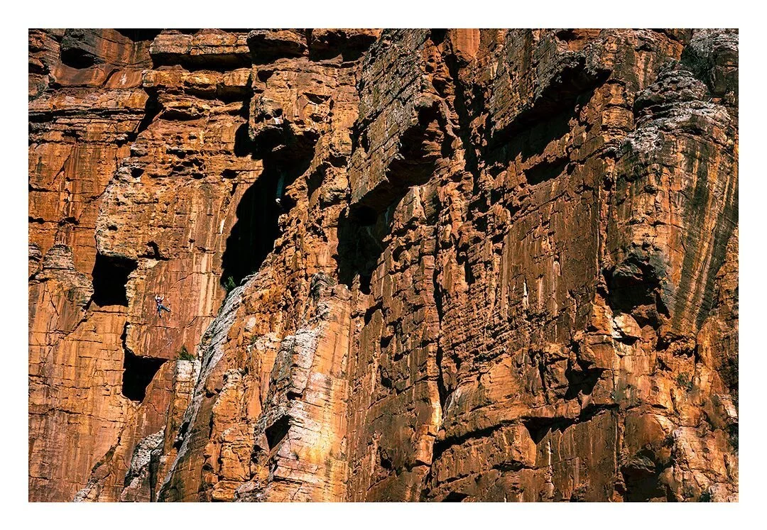 Big cliff, small bloke. Moonarie, SA. 
⁣⁣⁣
⁣⁣⁣
⁣⁣⁣
⁣⁣⁣
⁣⁣⁣
⁣⁣⁣
⁣⁣⁣
⁣⁣⁣
⁣⁣⁣
⁣⁣⁣
#sa #flindersranges #ikaraflindersrangesnationalpark #roadtrip #roadtripaustralia #getoutdoorsmore #getoutsideandexplore #escapethechaos #southaustralianphotography #adven