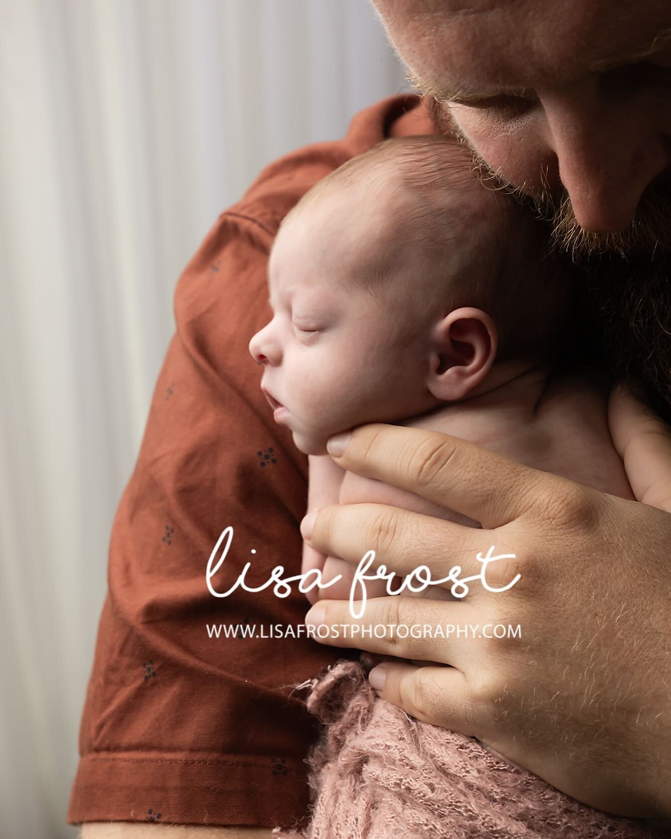 Daddy and daughter combo - my fav. #gladstonephotographer #gladstonenewbornphotographer