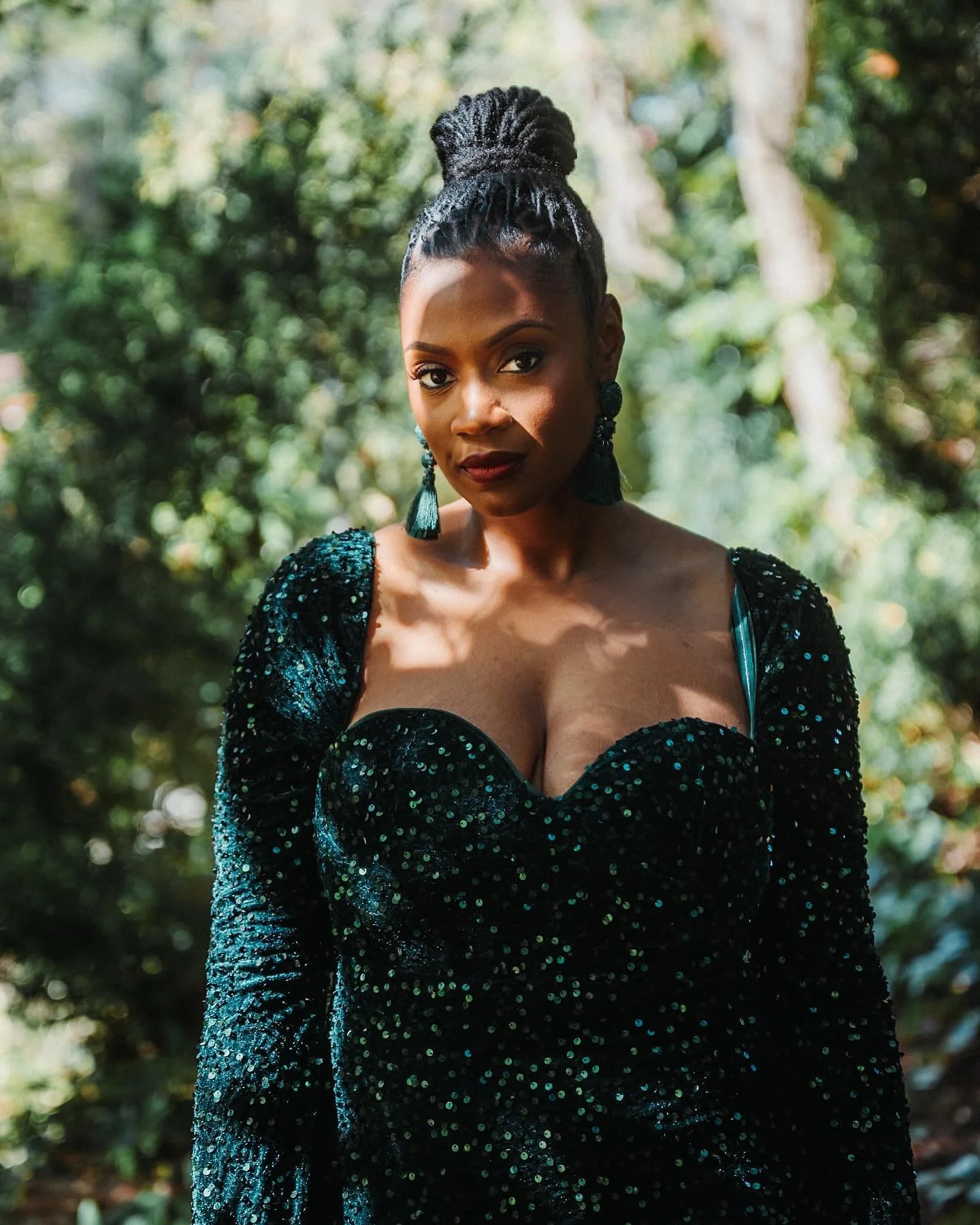 &ldquo;He looked up from the paper to find her gaze upon him. His grip tightened on the print, bracing himself so as to not be lost in the swell of her intense study&rdquo;. 

Location: @thevirginiahouse 
&bull;
&bull;
&bull;
#nikon #nikon_photograph