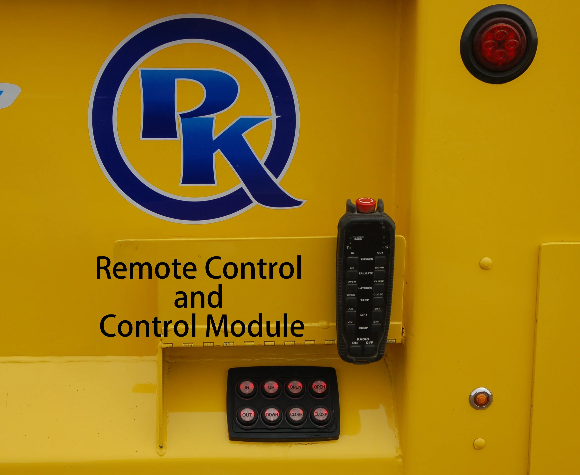 The tailgate and ejector controls can be operated on the ground or remotely from the cab.