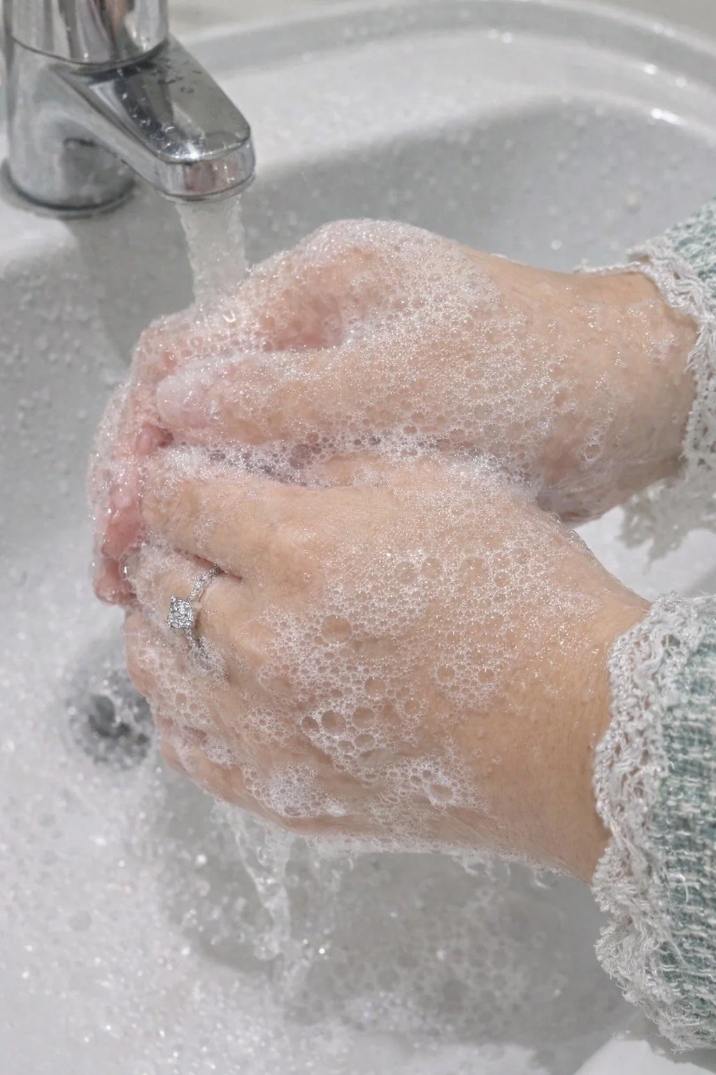 ใส่เครื่องประดับอาบน้ำได้ไหม? เพชร-ทองโดนน้ำแล้วพังจริงหรือไม่?