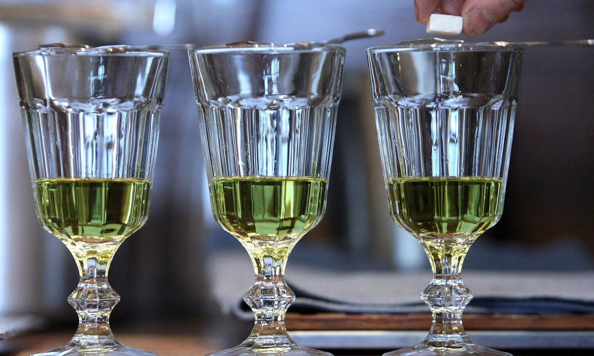 Quick Guide To Absinthe : How To Properly Serve & Drink Absinthe – XOXUF