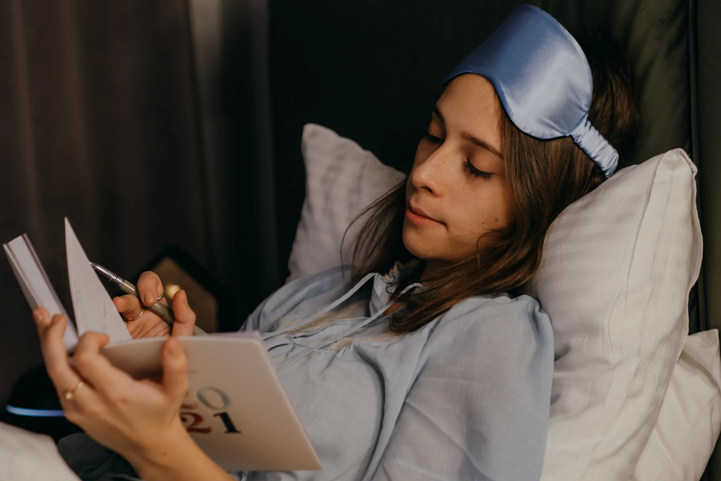 Блондинка с ноутбуком в постели. Writing in bed. Пишущая девушка. Девушка с блокнотом в руках. Writing in bed.
