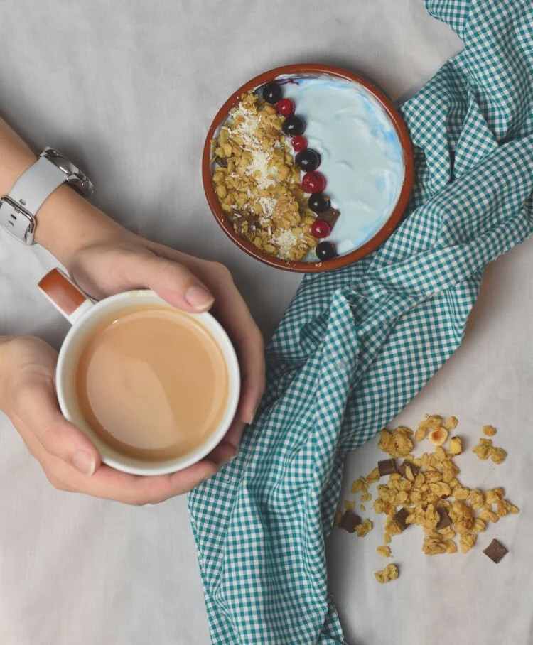 Blue Greek Yogurt and Granola bowl (Healthy breakfast recipe) — Smartblend