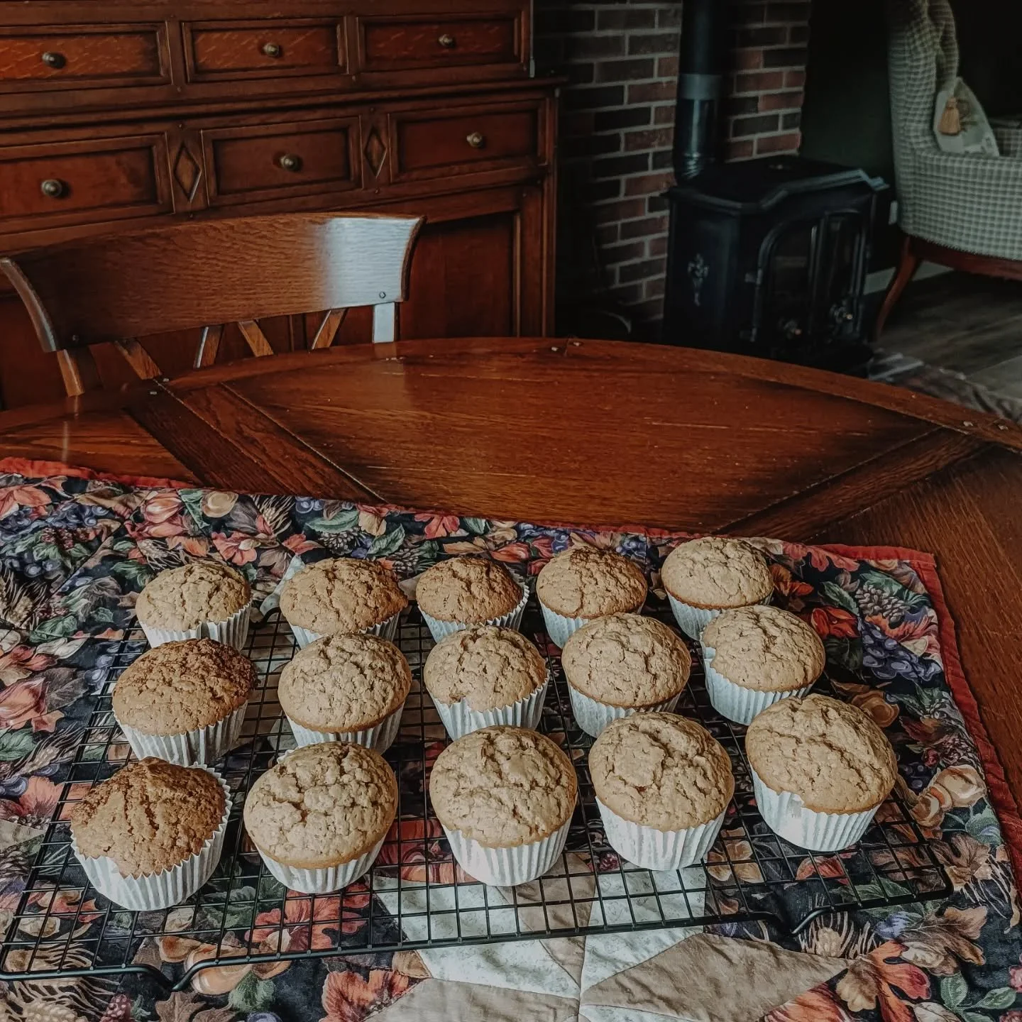 Pumpkin spice cupcakes met mislukte botercr&egrave;me die je dus niet ziet op de foto..
Onthoud ; achter de meeste 'aesthetic' plaatjes schuilt troep, viezigheid , mislukking, onhandigheid etc. 😉🤪
Swipe voor de staat van mijn keuken na een bak ocht