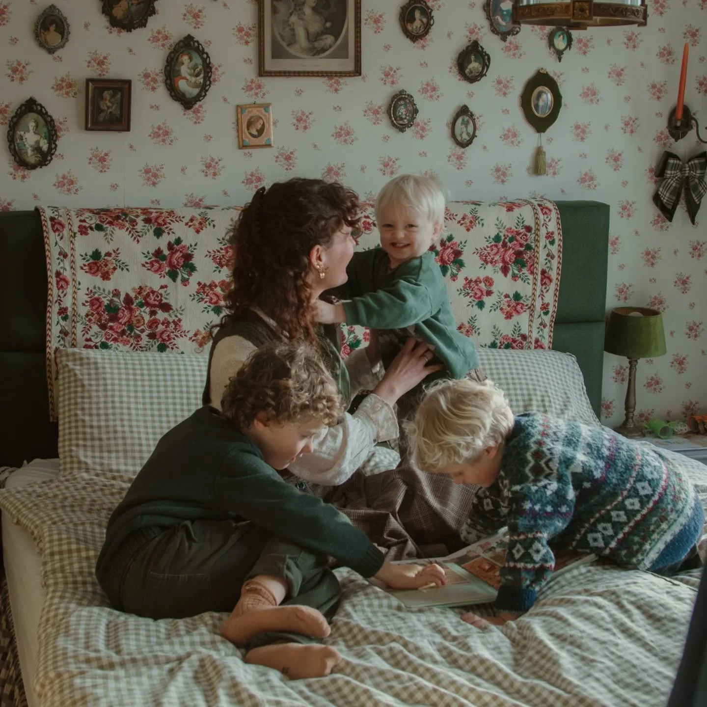 Een tijdje geleden vroeg Anna van @klein.gelukfotografie ofdat ze bij ons thuis foto's mocht maken voor portfolio werk in een cottagecore achtige sfeer, daar kon ik natuurlijk geen nee tegen zeggen😊 Super leuk! 
Anna legde de normale momentjes vast 