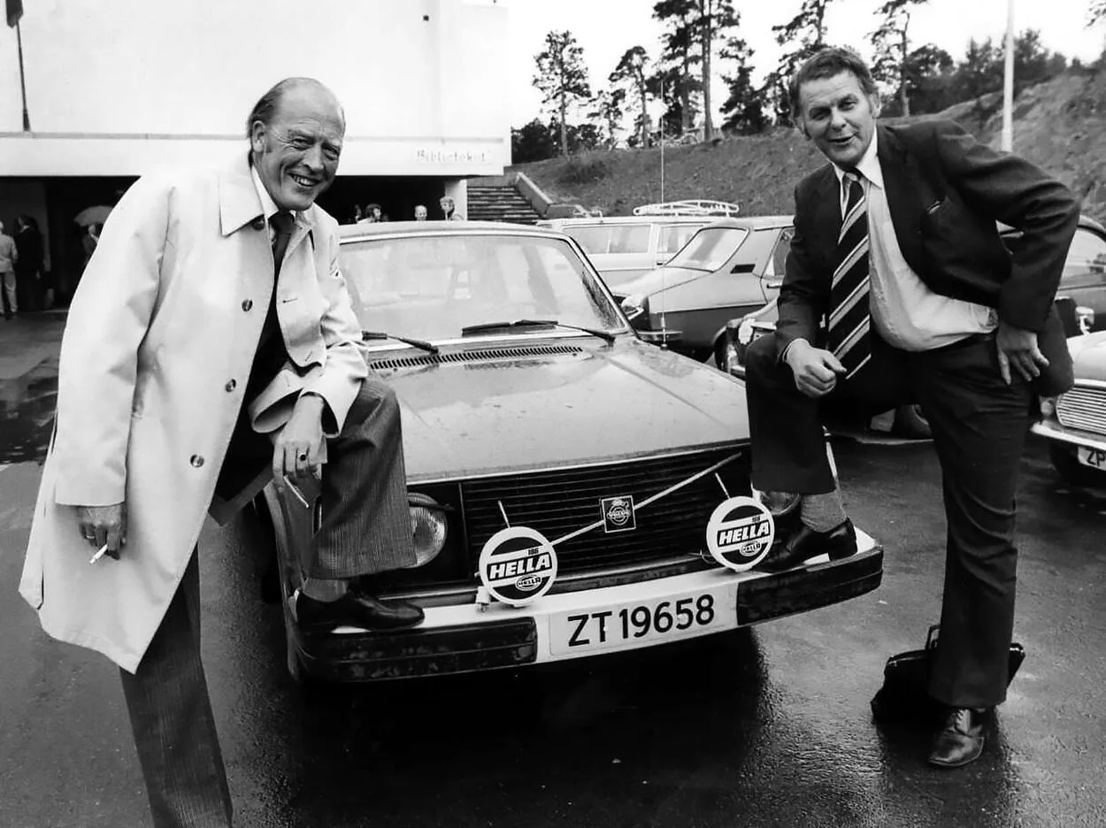 Affären kunde ha gjort Sverige till ett oljeland ! Året var 1978 och Pehr G Gyllenhammar Volvos dåvarande VD hade förhandlat fram en affär där Norge skulle få aktier i Volvo i byte mot andelar i Norges oljefyndigheter. Aktieägarna i Volvo röstade dock ner affären! Enligt Gyllenhammars beräkningar gick Volvo miste om 700 miljarder när affären skrotades.   På bilden ses Norges statsminister Odvar Nordli tillsammans med Sveriges statsminister Thorbjörn Fälldin. Bilden tog jag i Nordnorge under en reportageresa för det årliga turistnummer PT på den tiden alltid gjorde då gränshandeln och turismen var stark mellan länderna. En specialbilaga som delades ut över hela Nordkalotten.