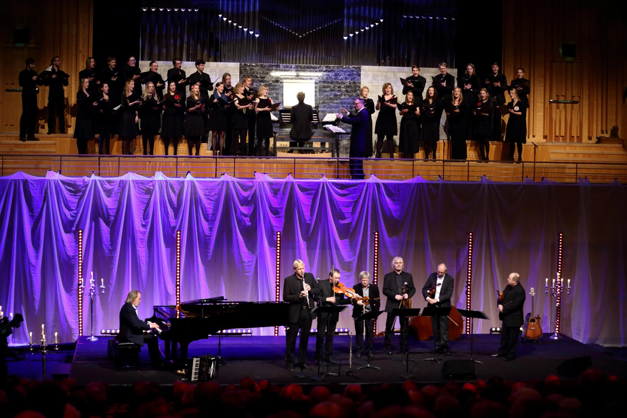 Benny Andersson var med och invigde orgeln, här tillsammans med Orsa spelmän.