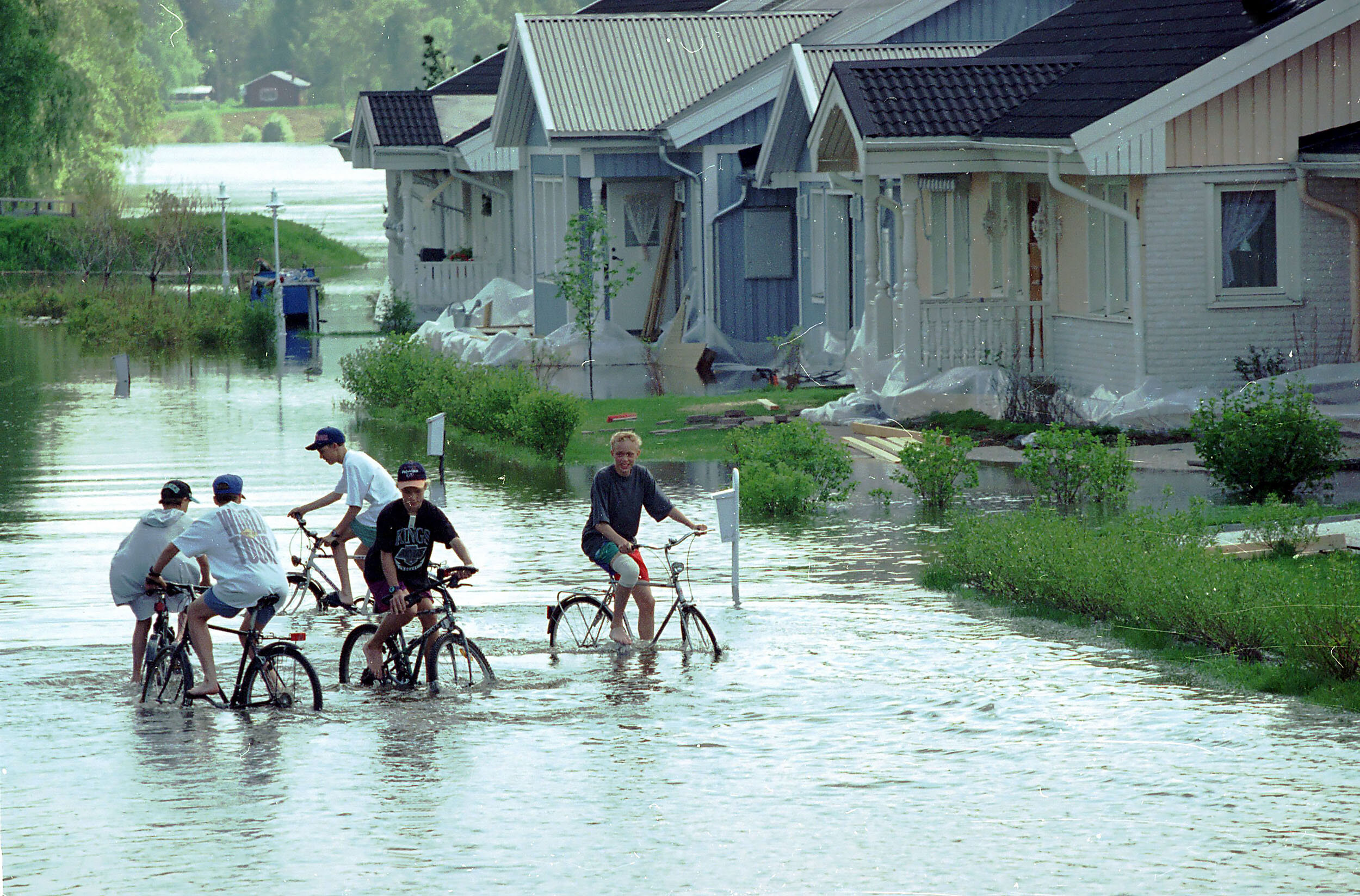 Det yngre gardet roade sig med vattencykling på de översvämmande gatorna.