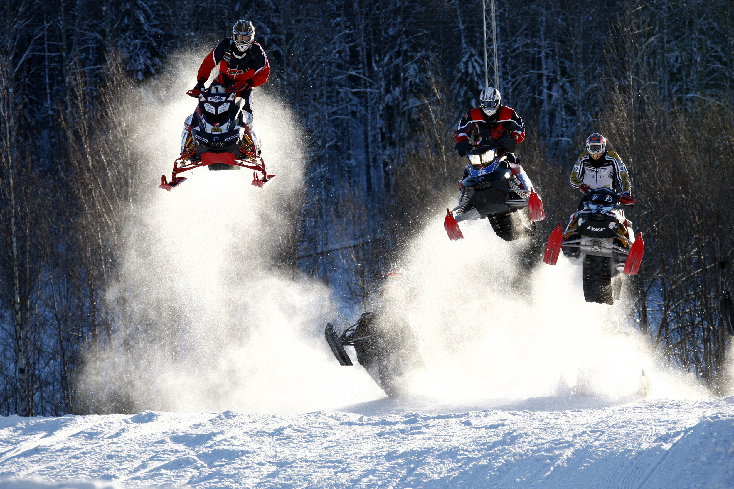 En av de framgångsrikaste förarna in på 2000-talet var Emil Öhman, till vänster i bild. Här flyger han mot SM-guld i Sundsvall 2009. Nysnö och motljus ger idealiska förhållanden för bra bilder vid snöskotertävlingar.
Kamera: Canon EOS 1 D. Objektiv: