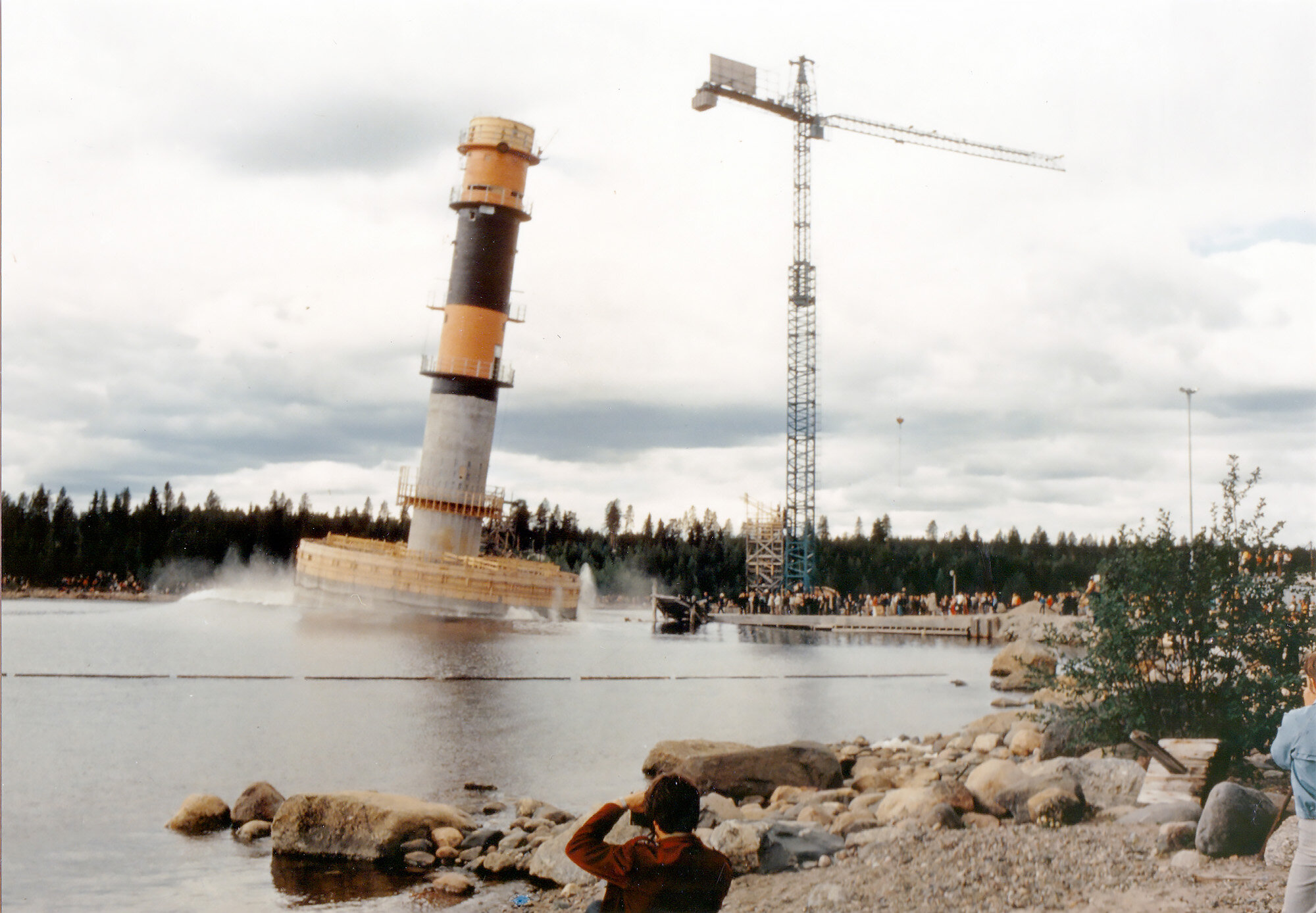 Giganten Falsterborev blev Jävre/Sandholmens högsta fyrbygge med sina 48.5 meter. Den byggdes mellan 1970-1971. Tändes 1972. Bild från arkiv G Kjellgren. (fyrwiki)