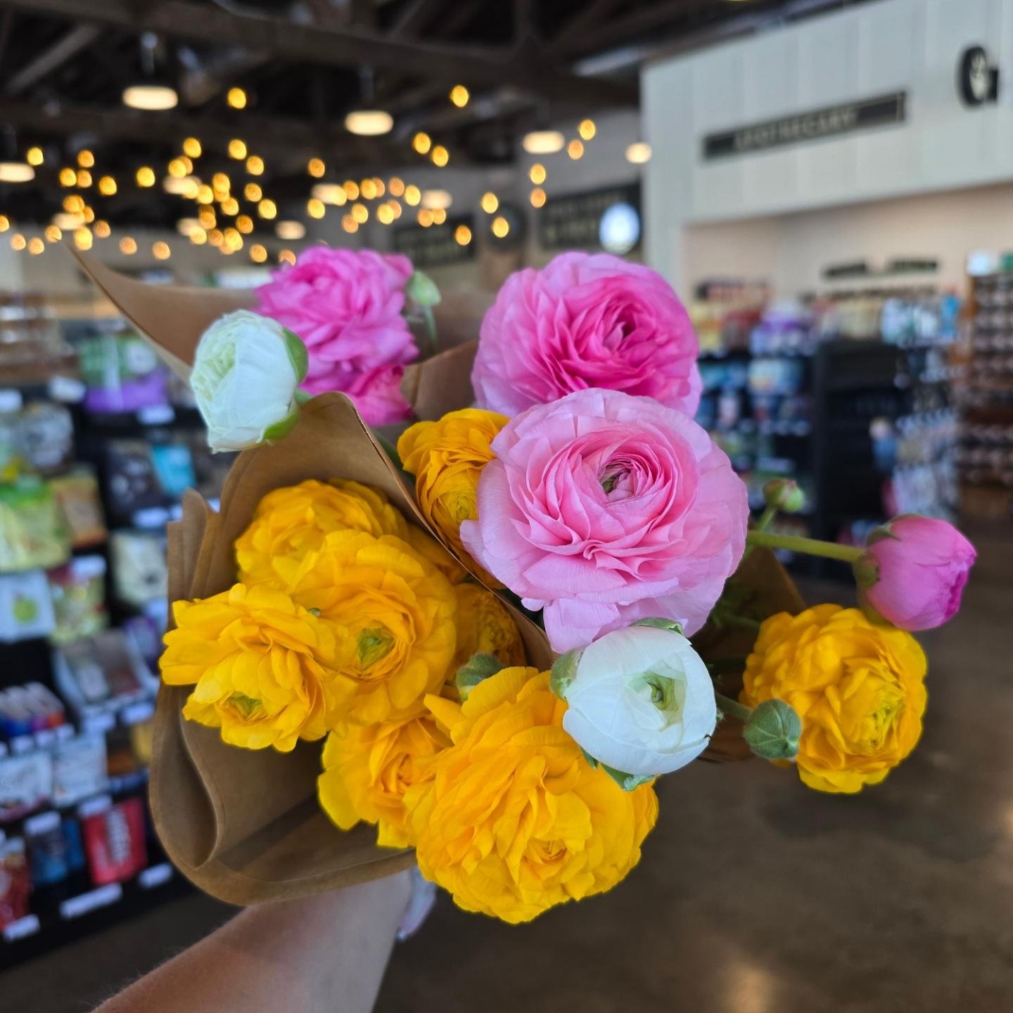 What you need to know about Stormbrew Farm for the next two weeks:

🥬Our salad mix and flowers are stocked at the Commons!
@abingdoncommons @bluehillscommunitymarket

🌸Flowers are stocked at Wolf Hills Coffee!
@wolf.hills.coffee 

🛍We are OPEN for