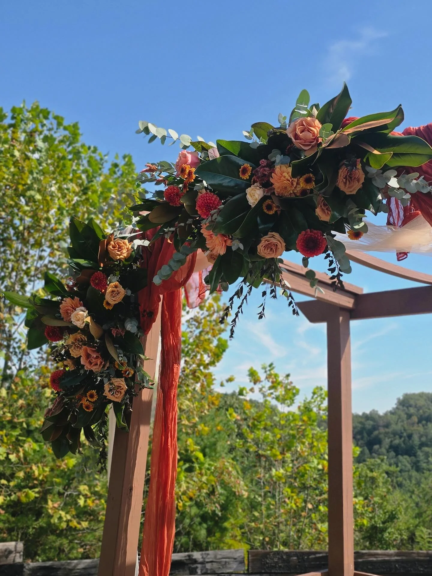 Fall weddings are in the air! 🧡 I had the honor of working with Alicia and Kamira to make their autumn wedding reflect the beauty of the changing seasons in Red River Gorge. Locally grown dahlias from Bristol Bloom Collective alongside bold foliage 