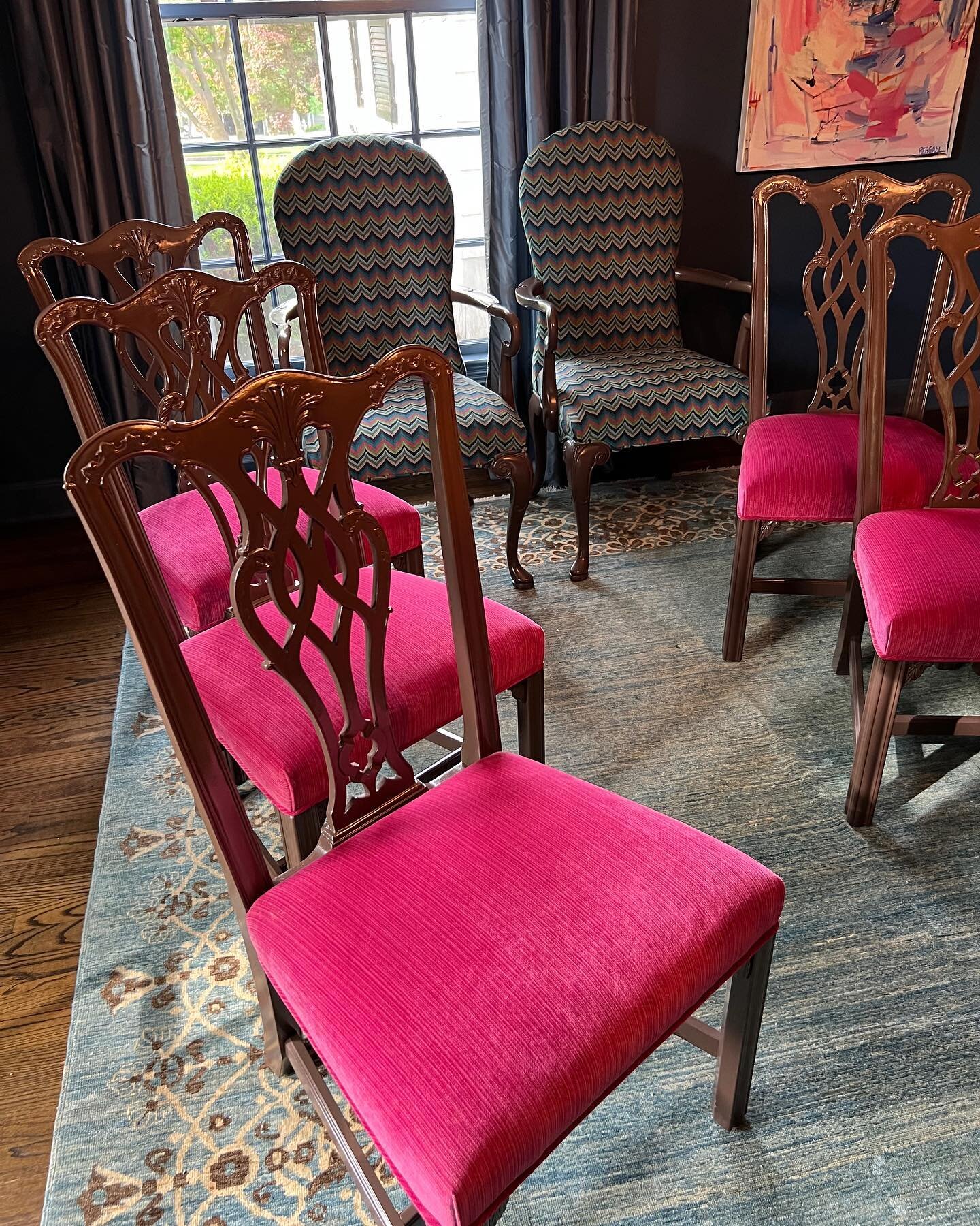 Henredon Dining Chairs Restyled! 8 Painted Chairs with Magenta Upholstered Seats and 2 Newly Upholstered Armchairs #emptyyournest #henredon #diningchairs #diningroom #popofcolor #diningroomdecor #diningroominspo #interiordesign #interiordesigner #hom