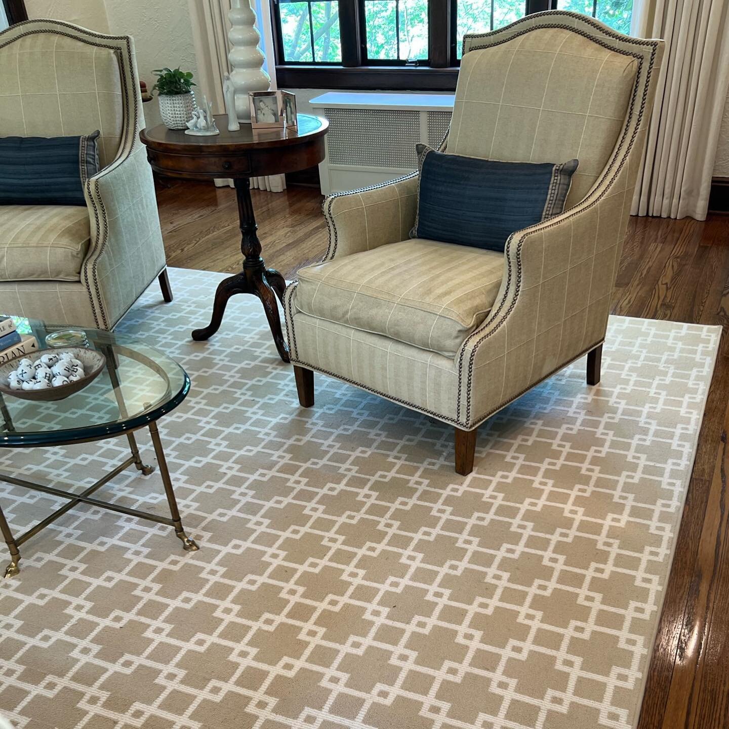 Gorgeous! Neutral Rug
10&rsquo;5&rdquo; x 14&rsquo;4&rdquo; $250
Club Chair from Donna Donaldson 43h x 30w 
$475 Round Wood Table with Leather Top and 2 Drawers 30.25h x 26 round 
$200 #emptyyournest #interiordesign #interiordesigner #homedecor #livi