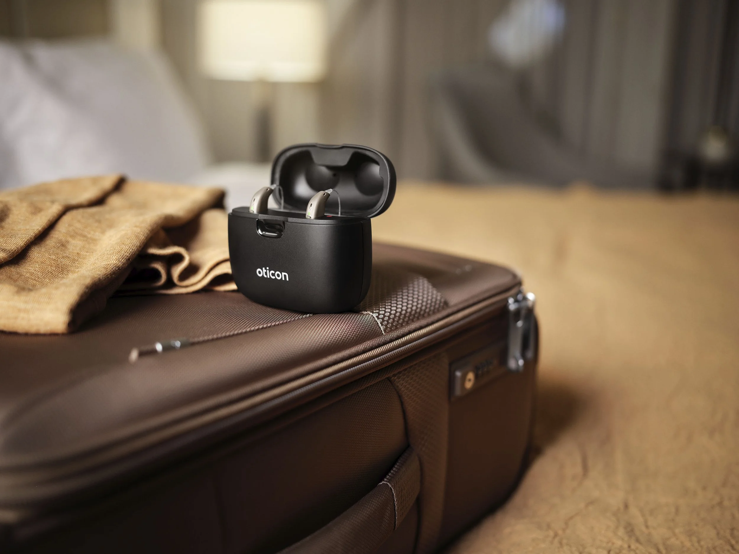 Oticon_Real_Still_Life_miniRITE_R_Travelcharger_Suitcase_JBS_1557.jpeg