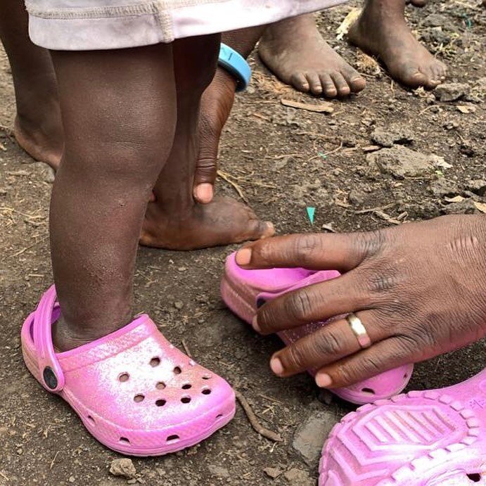 A big thanks to Meagan from Texas for sponsoring our latest shoe distribution! With her $20 we were able to give away 12 pairs of shoes to children in Mugunga, a village just outside of Goma. #newshoes #drc #drcongo #uprightafrica #twentydollardonati