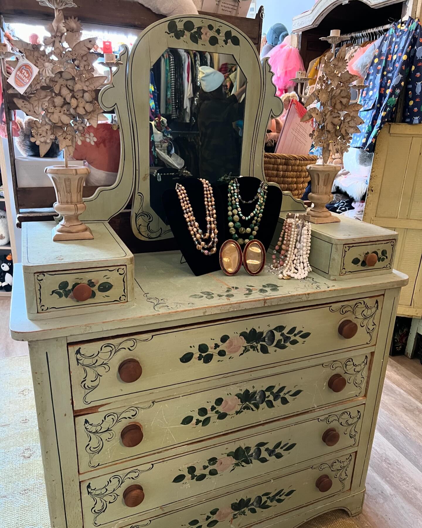 I&rsquo;m so excited to acquire this antique cottage dresser. I love the color, the mirror and of course the beautiful hand painted flowers. We are open today 11:00-5:00. 914-763-1310
#vintage #vintageshop #shoppoundridge #poundridge #bedford #northe