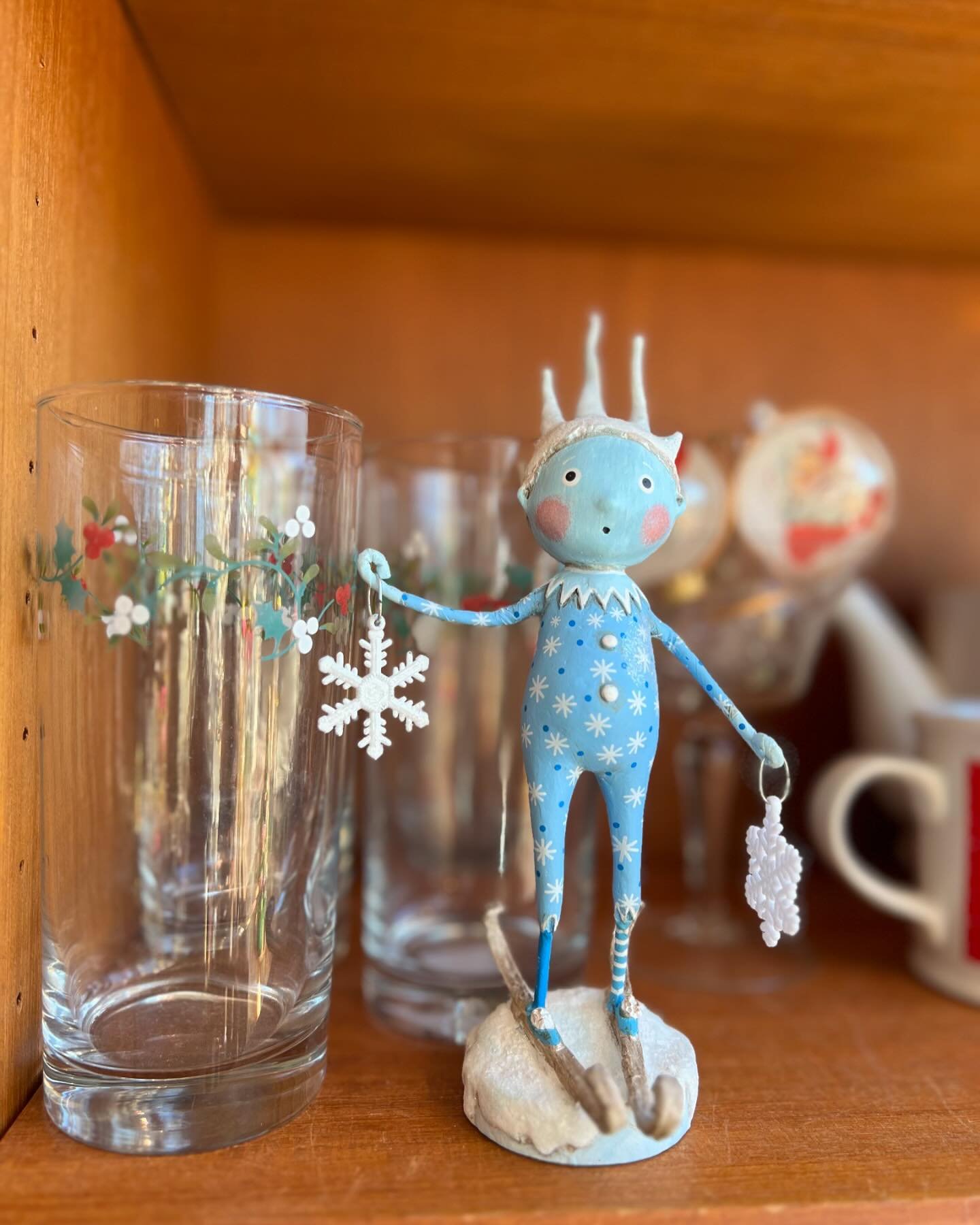This Holiday Season mix the old and new. @loric.mitchell figurines with vintage glasses. Or MCM glass bowls with vintage ornaments or fruit ornaments. Happy Holiday season! 914-763-1310
#vintage #vintageshop #shoppoundridge #poundridge #bedford #chri