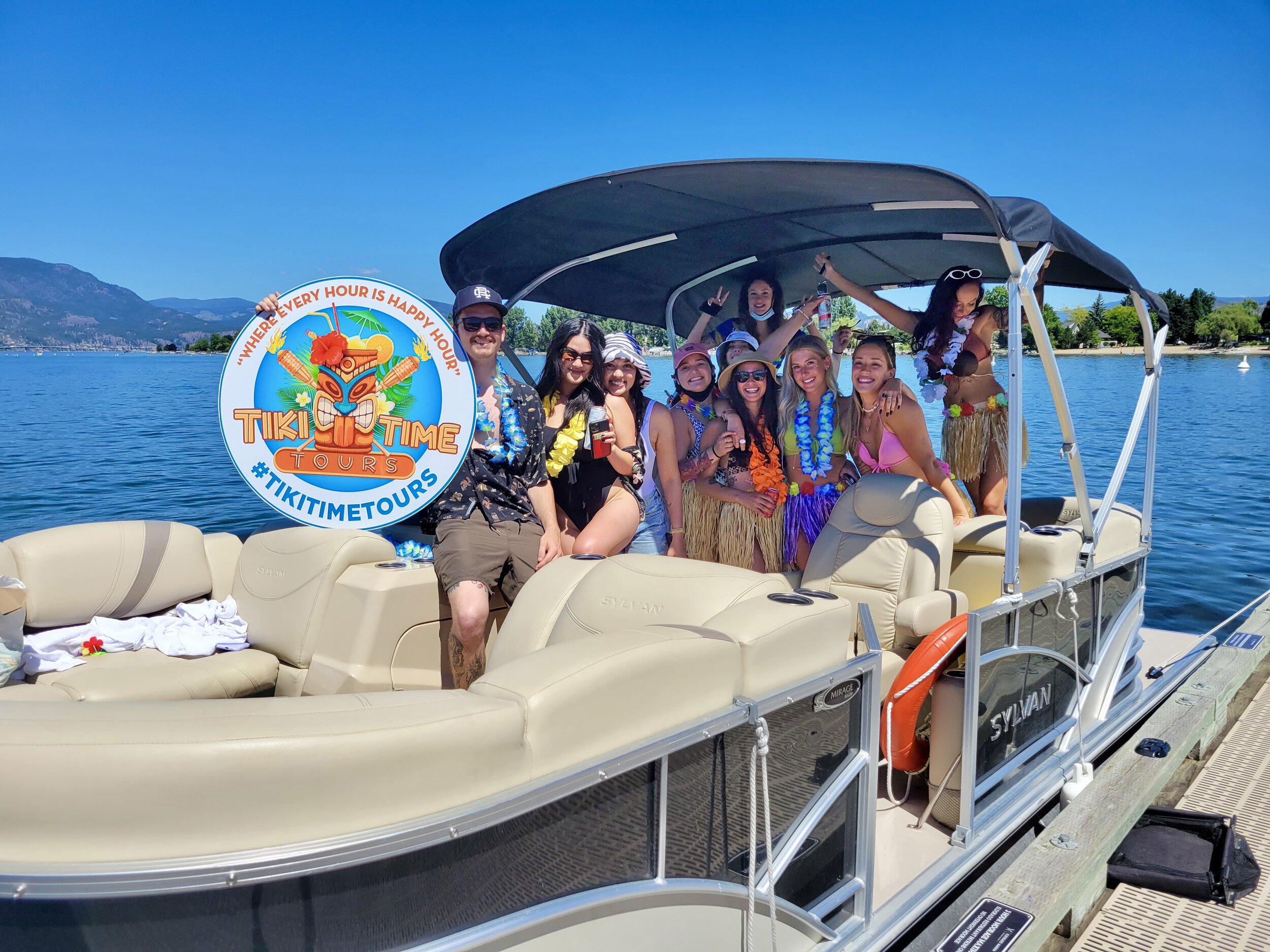 The Aqua Boat Club: First-Class Boating in the Okanagan - SunCruiser